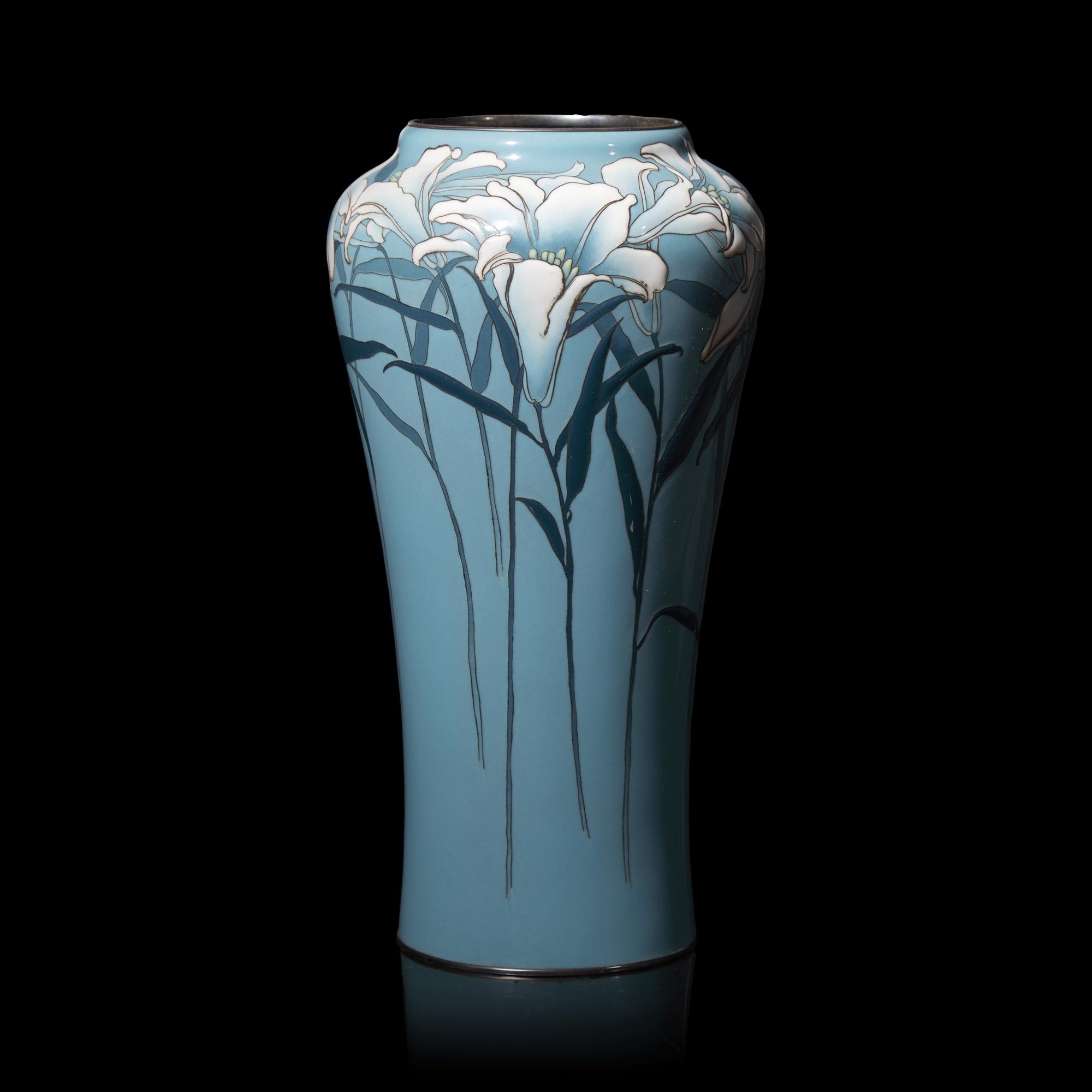 A Japanese Cloisonne and Moriage Enamel 'Lilies' Vase, Ando Jubei Workshop, Meiji/Taisho Period 日本明治/大正時代 安藤重兵尉製七寶燒花樽
