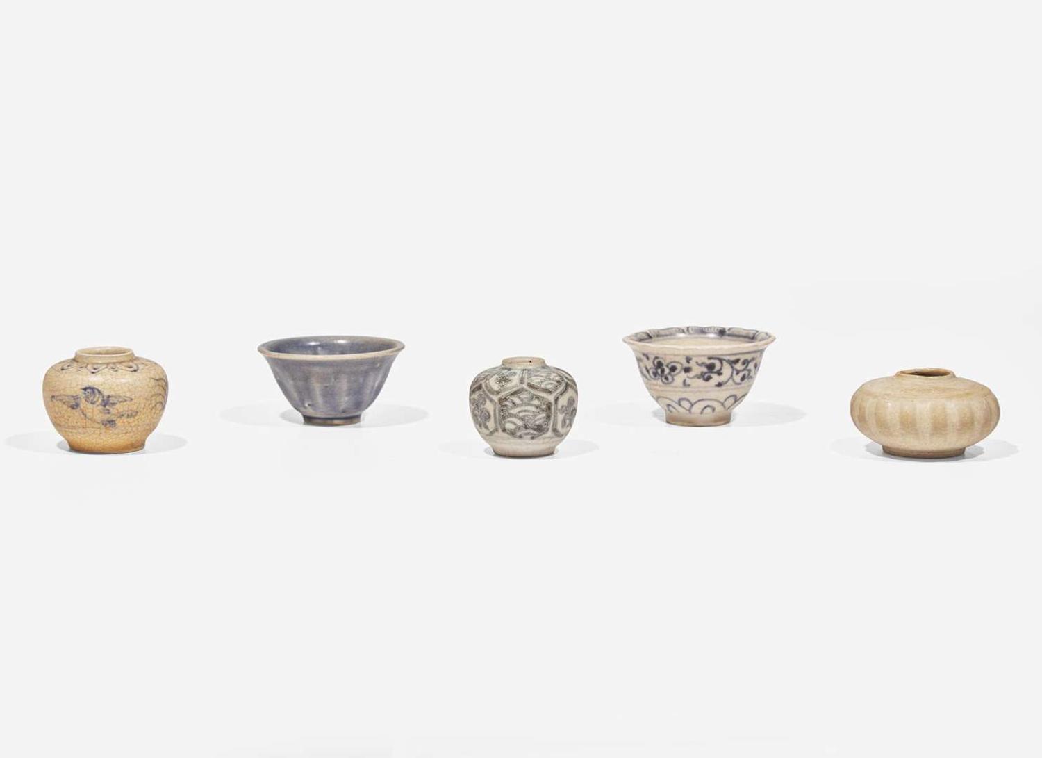 Two Vietnamese miniature bowls and three jarlets, Le dynasty, 15th-16th century 越南袖珍瓷器五件 後黎朝 十五或十六世紀