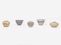 Two Vietnamese miniature bowls and three jarlets, Le dynasty, 15th-16th century 越南袖珍瓷器五件 後黎朝 十五或十六世紀