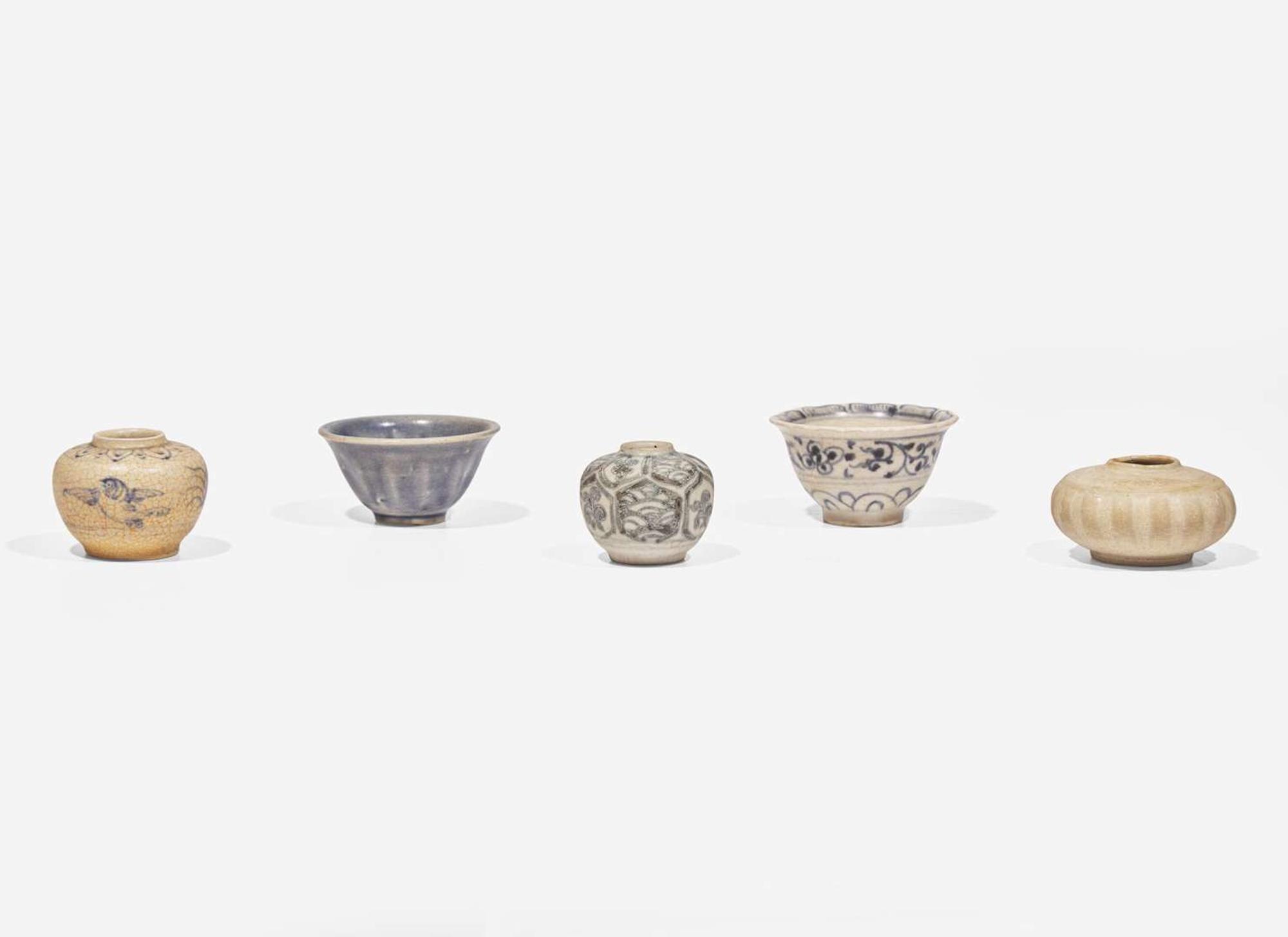 Two Vietnamese miniature bowls and three jarlets, Le dynasty, 15th-16th century 越南袖珍瓷器五件 後黎朝 十五或十六世紀