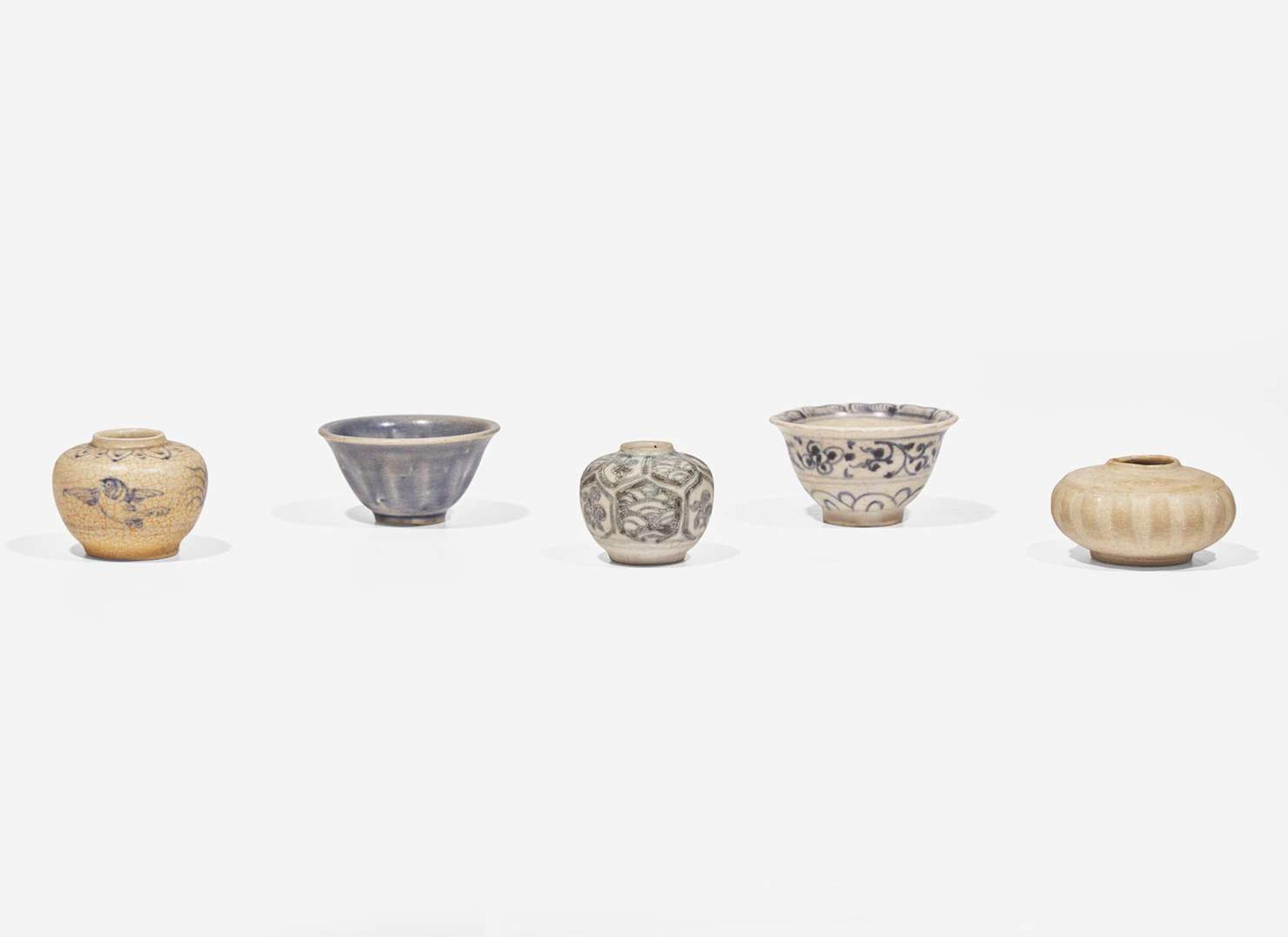 Two Vietnamese miniature bowls and three jarlets, Le dynasty, 15th-16th century 越南袖珍瓷器五件 後黎朝 十五或十六世紀