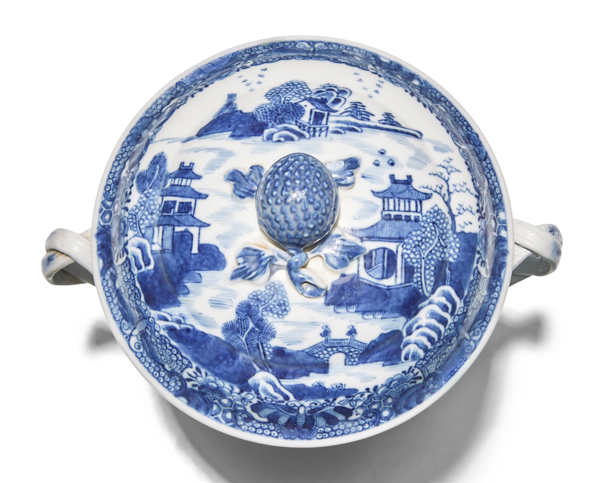 A Chinese Export Porcelain Loving Cup with Cover