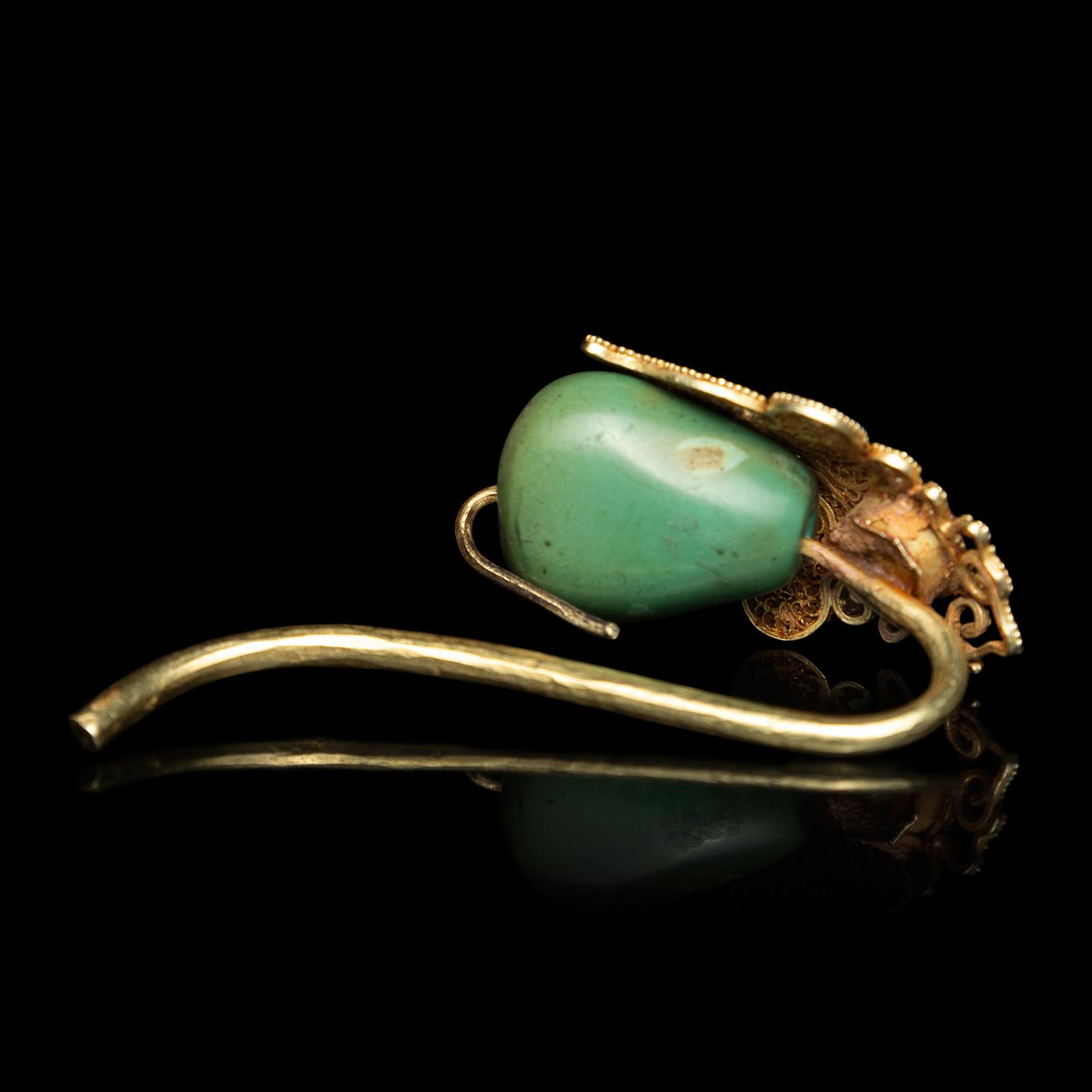 A Pair of Chinese Turquoise and Gold Filigree 'Eggplant' Earrings, Erhuan, Yuan Dynasty 元 金累絲鑲綠松石天茄式耳環一對