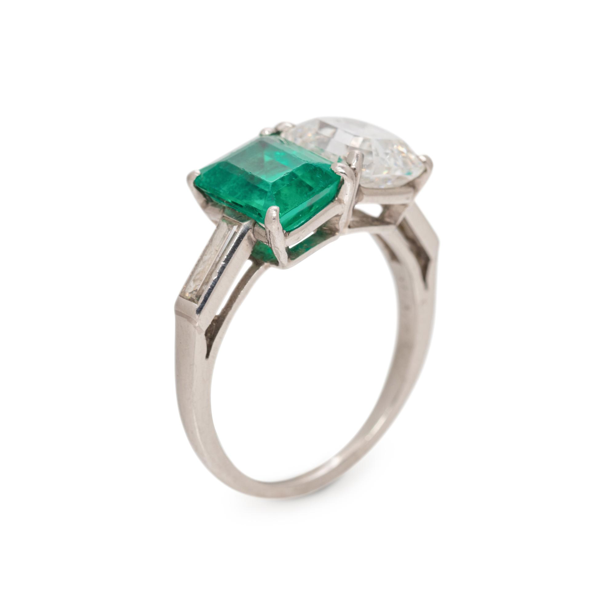 ANTIQUE, DIAMOND AND EMERALD 'TOI ET MOI' RING