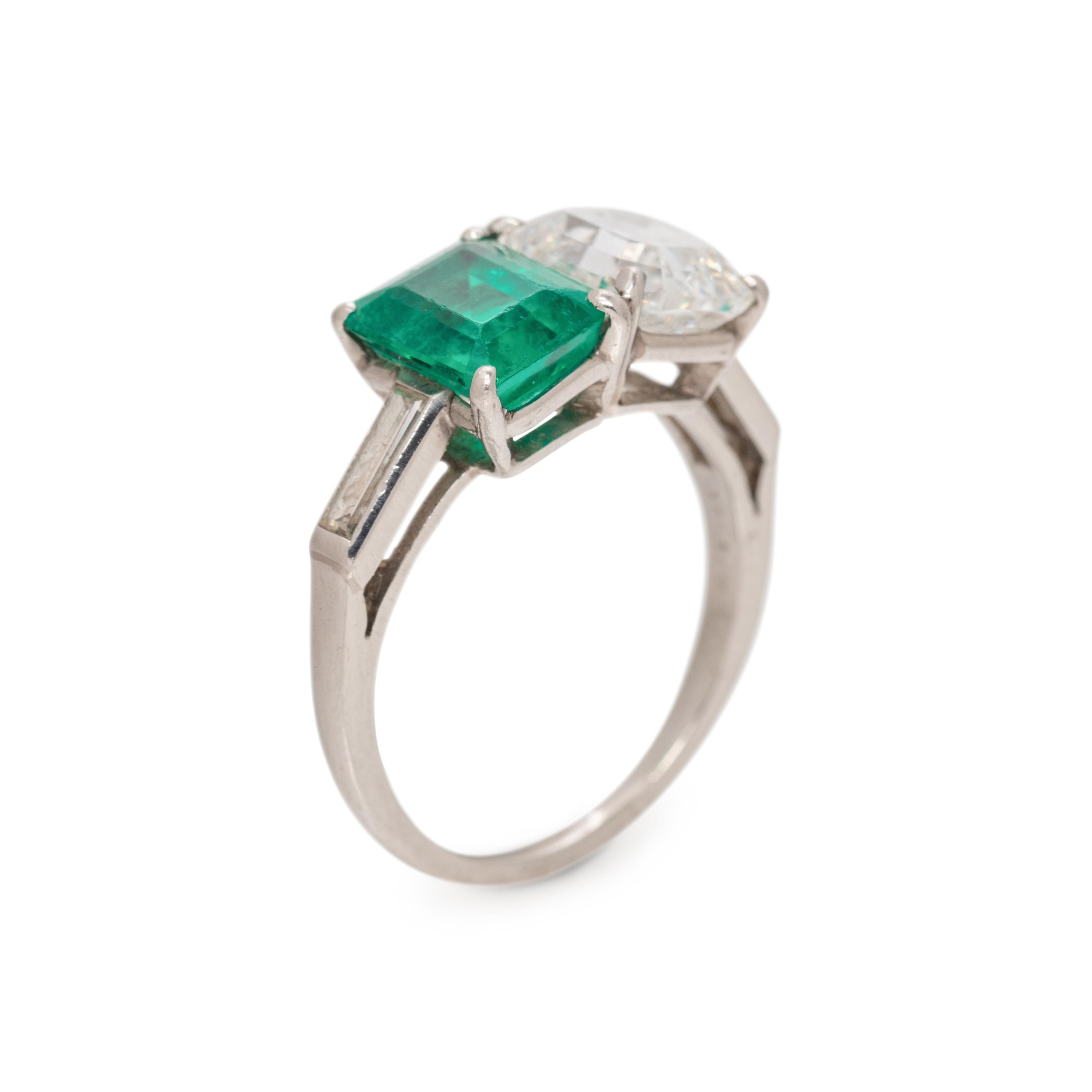 ANTIQUE, DIAMOND AND EMERALD 'TOI ET MOI' RING
