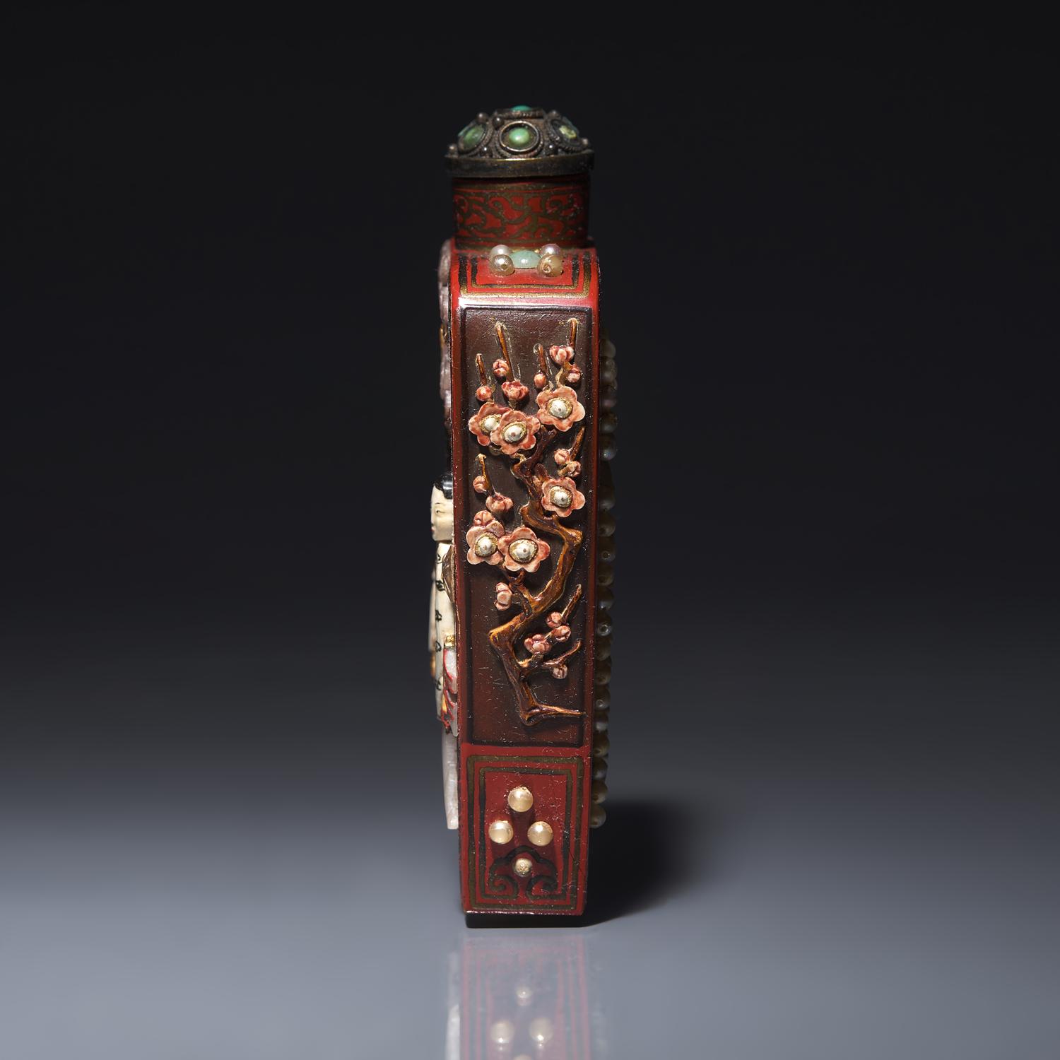 A Japanese Embellished Lacquer Snuff Bottle, 19th-Early 20th Century 晚清-民國 日式紅漆地嵌寳仕女圖鼻烟壺