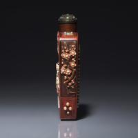 A Japanese Embellished Lacquer Snuff Bottle, 19th-Early 20th Century 晚清-民國 日式紅漆地嵌寳仕女圖鼻烟壺