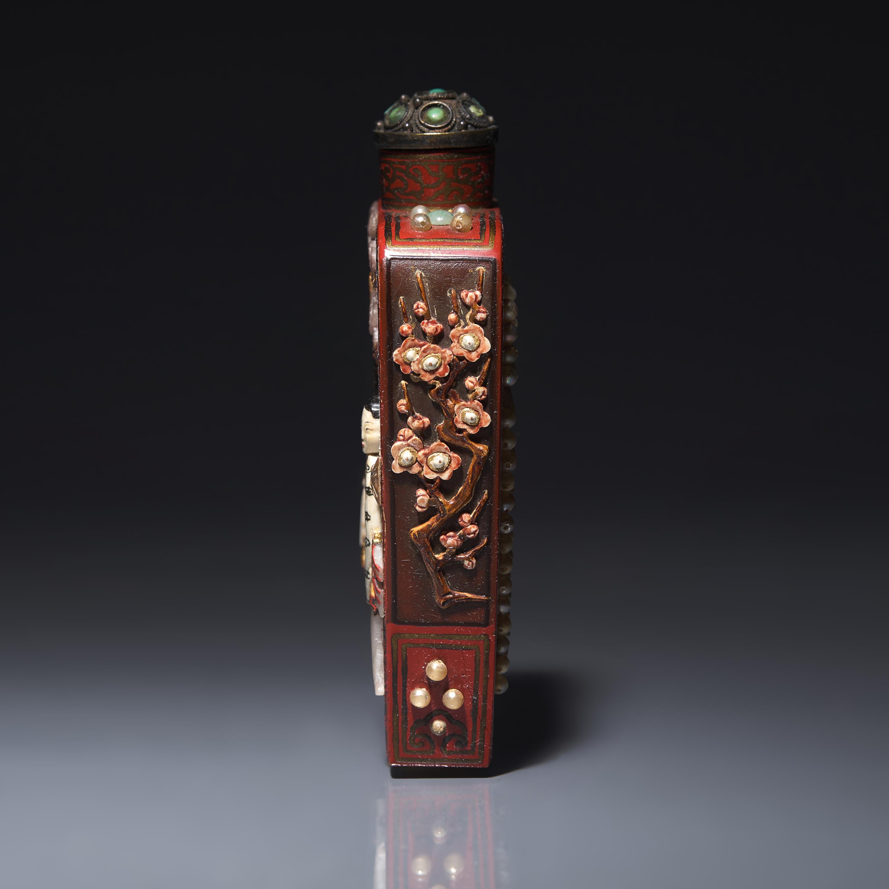 A Japanese Embellished Lacquer Snuff Bottle, 19th-Early 20th Century 晚清-民國 日式紅漆地嵌寳仕女圖鼻烟壺