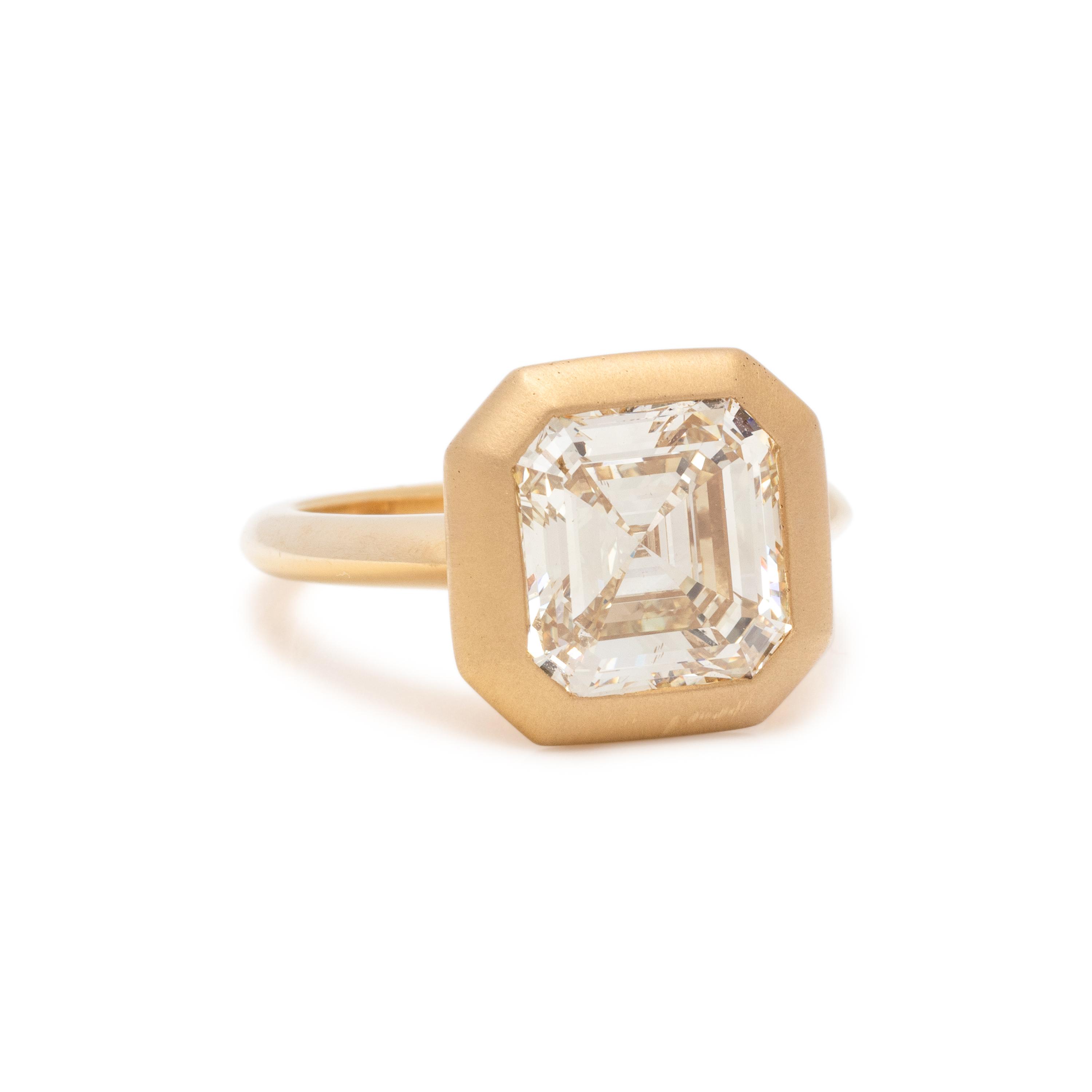 YELLOW GOLD AND DIAMOND RING