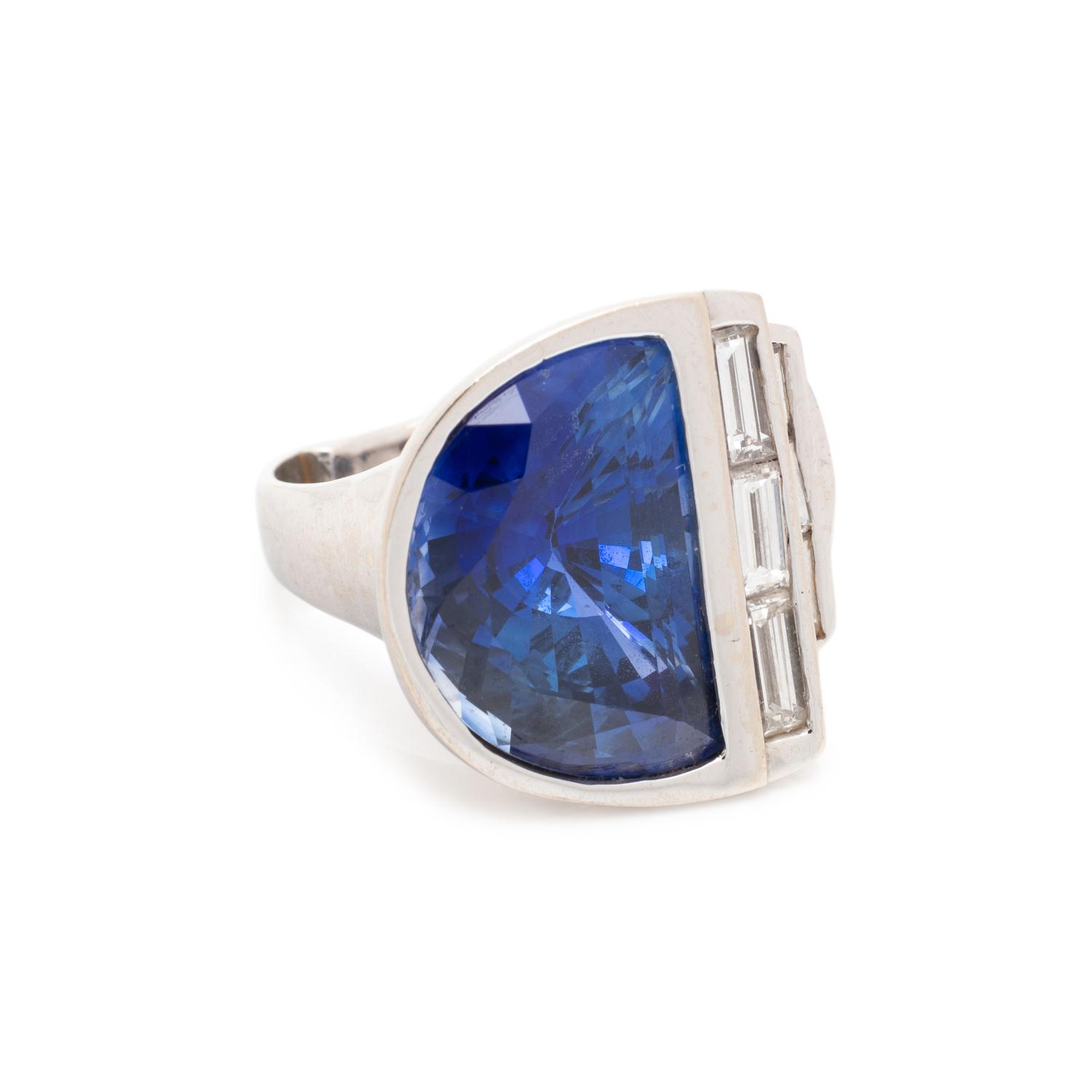 WHITE GOLD, SAPPHIRE AND DIAMOND RING