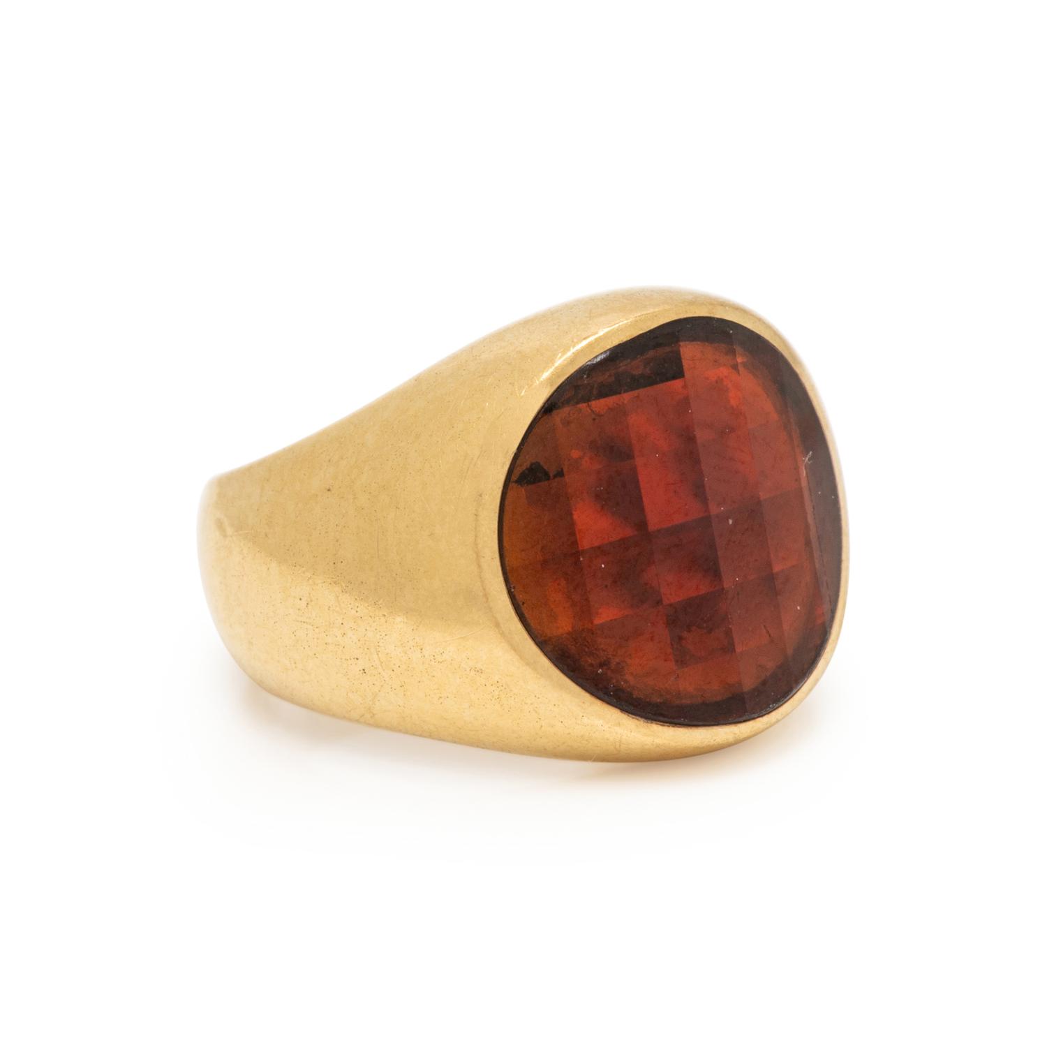 YELLOW GOLD AND GARNET RING