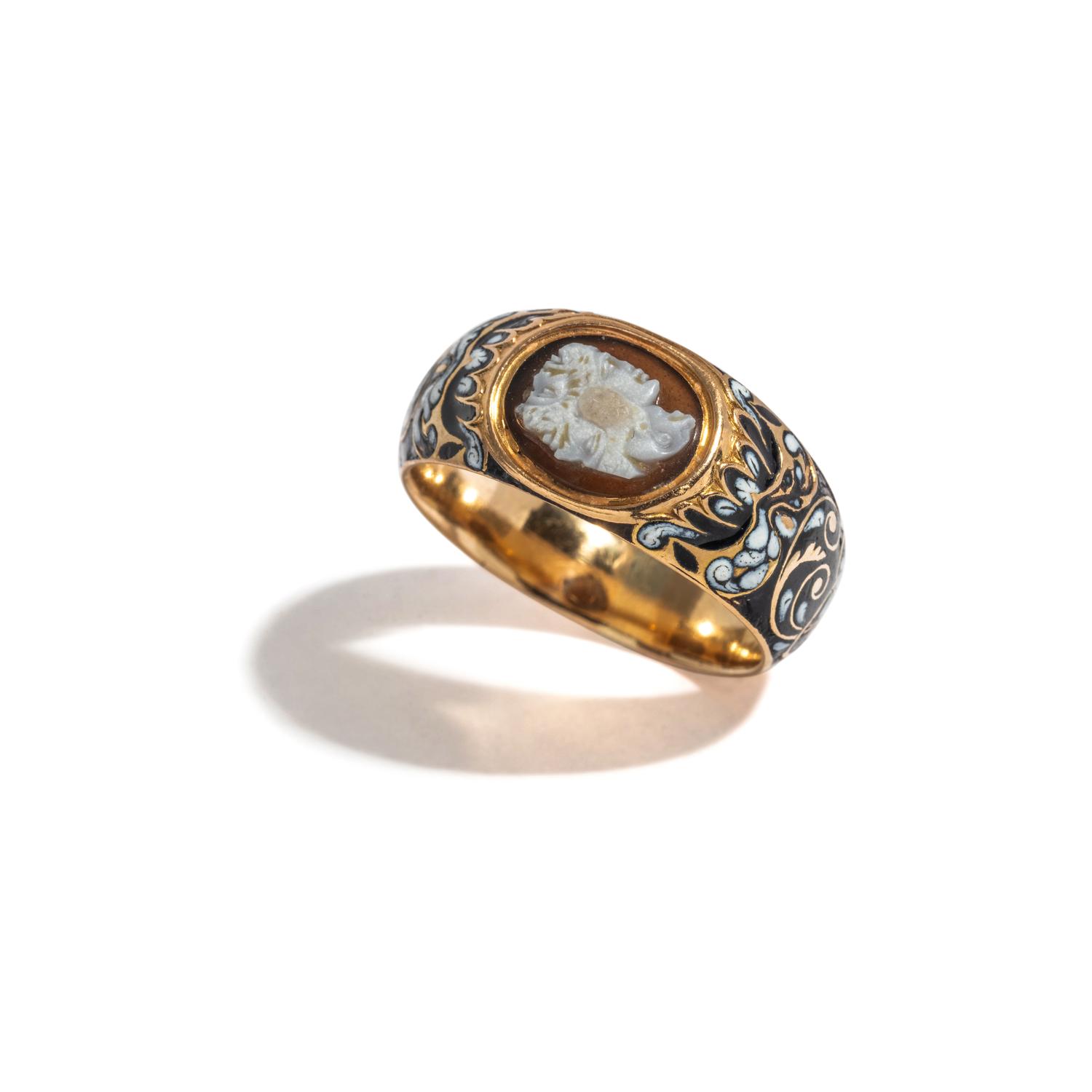 GEORGIAN, YELLOW GOLD, HARDSTONE AND ENAMEL CAMEO RING