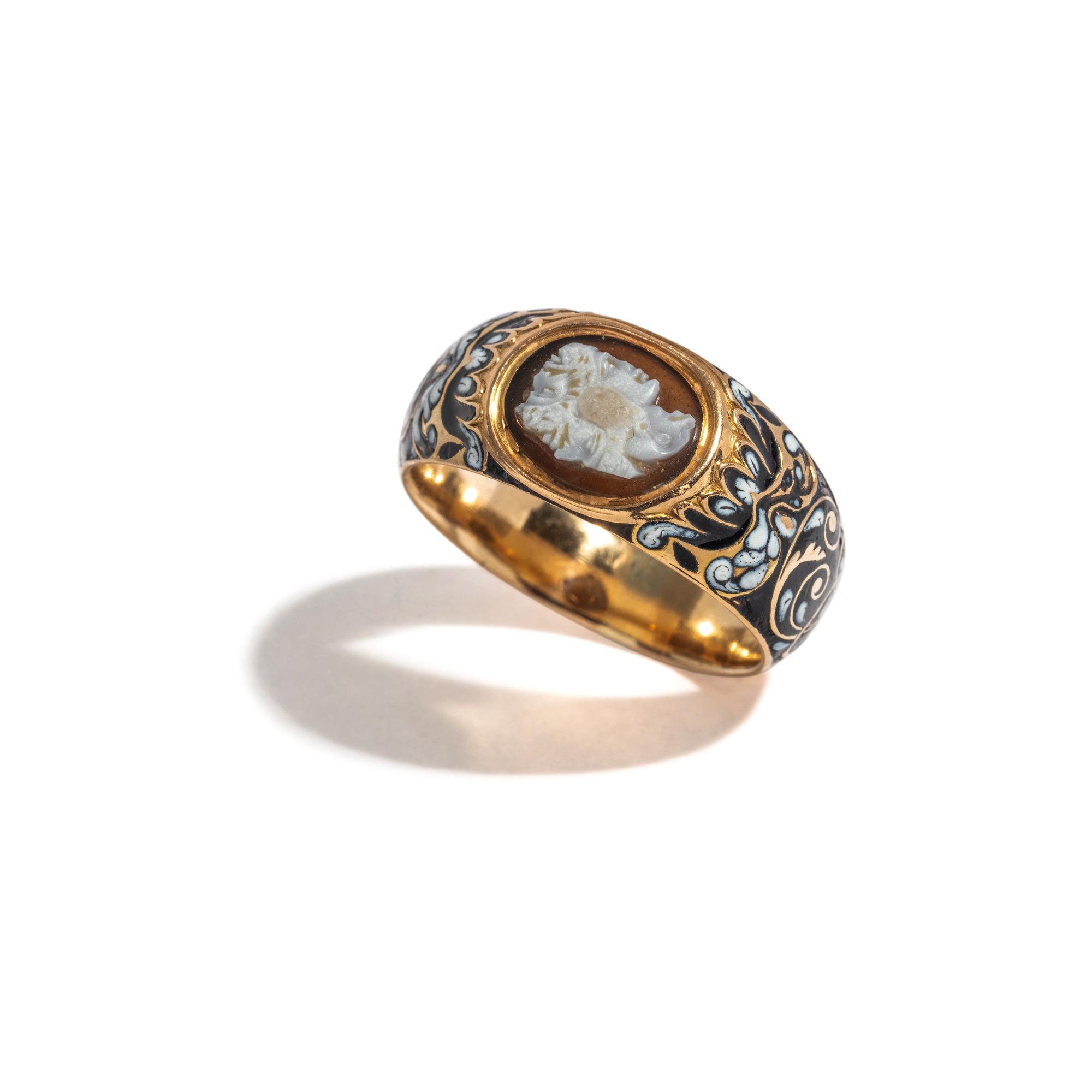 GEORGIAN, YELLOW GOLD, HARDSTONE AND ENAMEL CAMEO RING