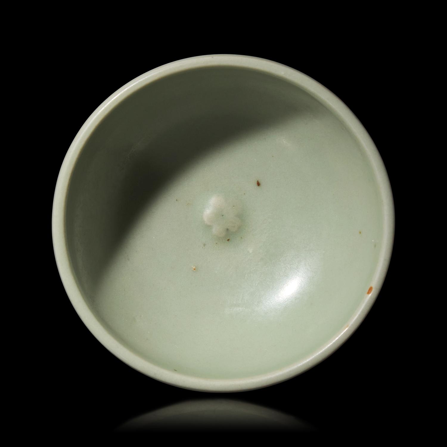A Chinese Longquan Celadon Tea Bowl, Southern Song to Yuan Dynasty 南宋-元 龍泉青釉茶碗