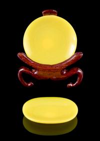 Two Yellow Peking Glass Snuff Saucers Diameter of larger 1 3/8 inches. — QIANLONG PERIOD (1736-1795)