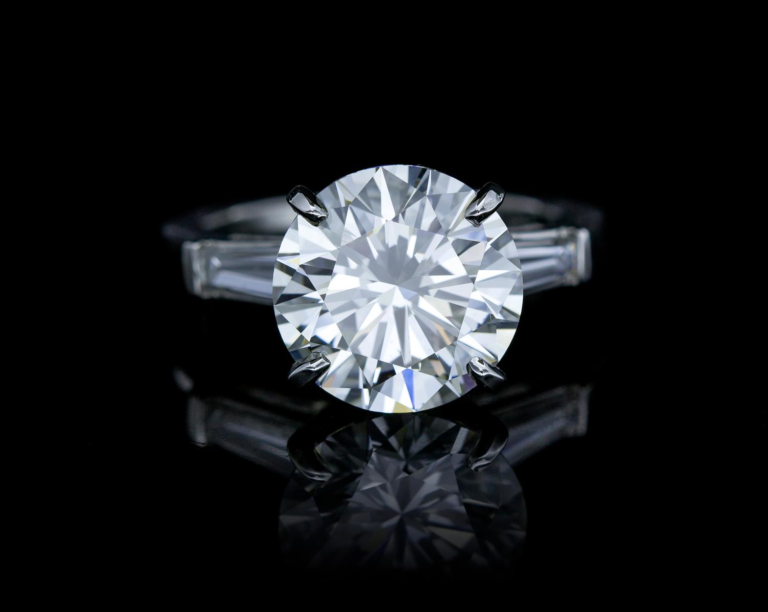 A Fine Platinum and Diamond Ring, 6.80 dwts.