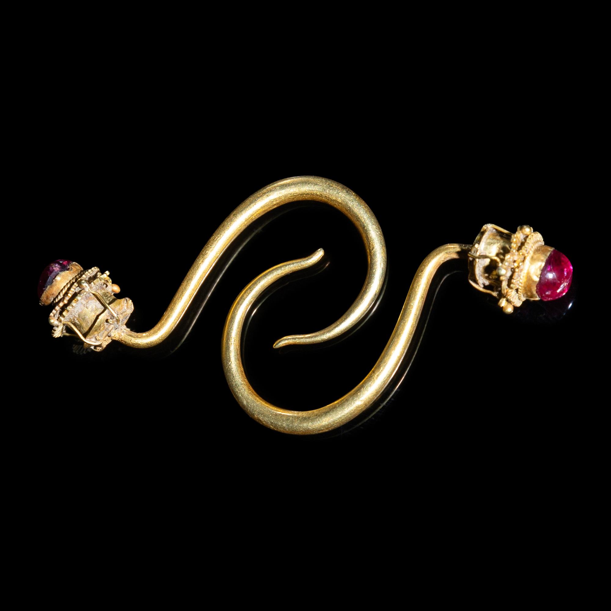 A Pair of Chinese Ruby Inset Gold 'Chrysanthemum' Earrings, Dingxiang, Ming Dynasty 明 金嵌寳花頭丁香一對