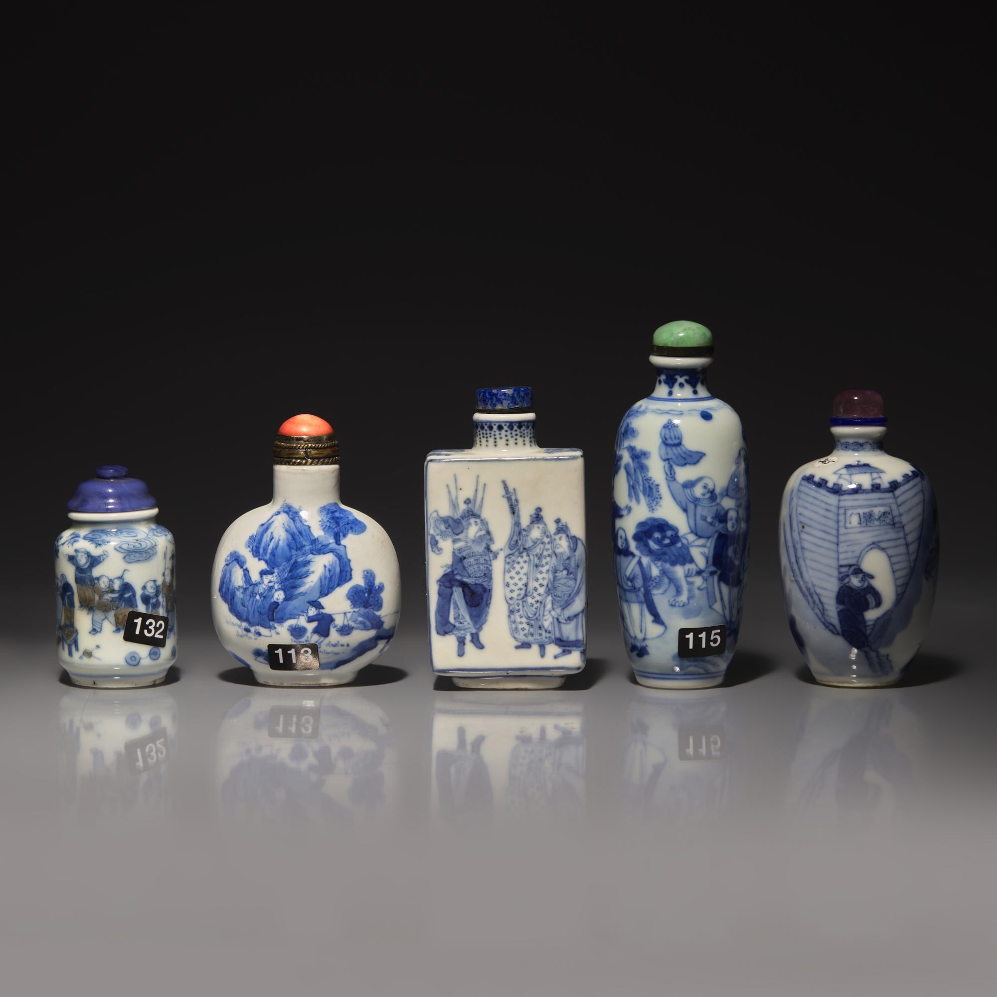 Five Chinese Blue and White Porcelain Snuff Bottles, 19th-Early 20th Century 晚清-民國 青花鼻烟壺五支
