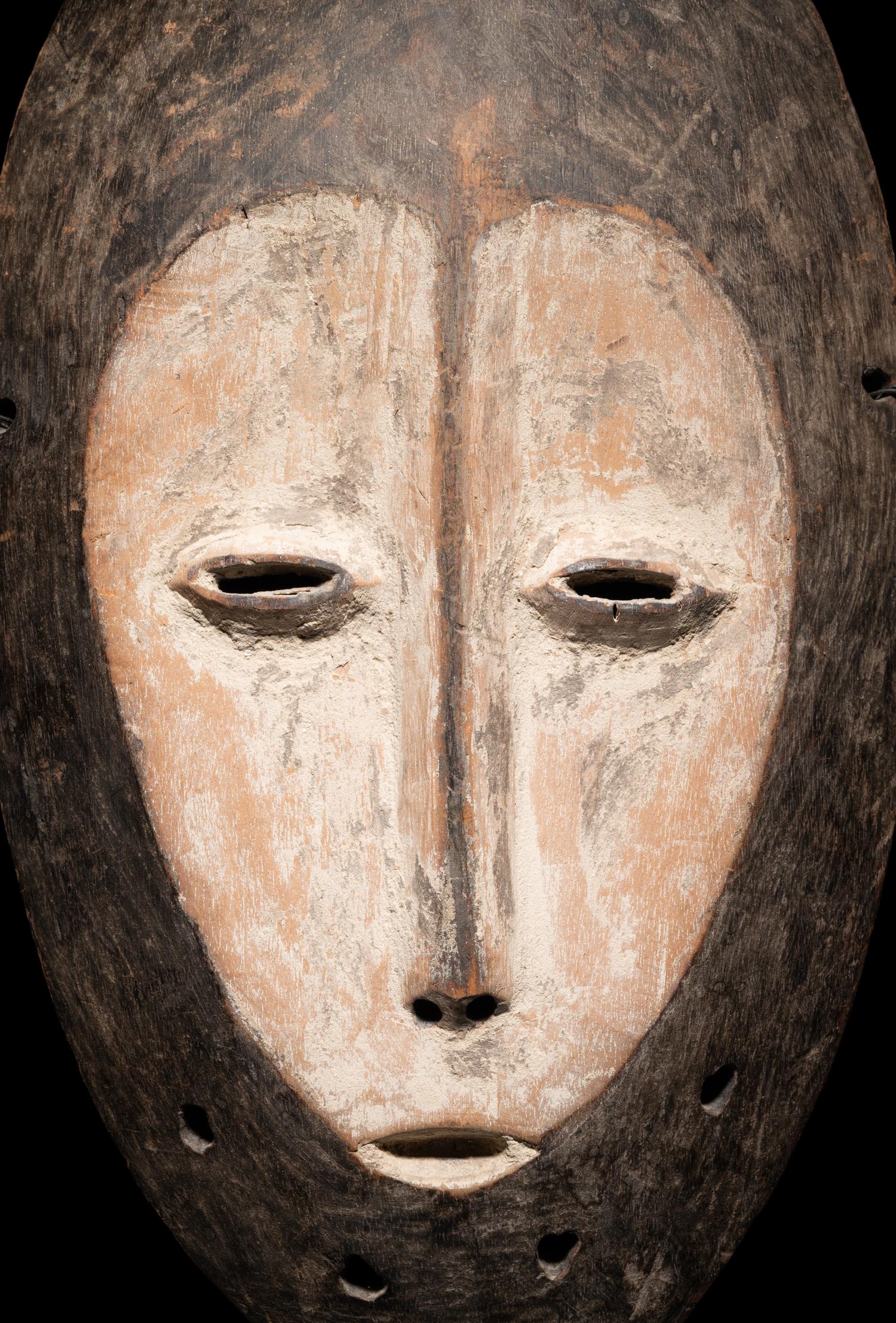 A Lega Wood Mask