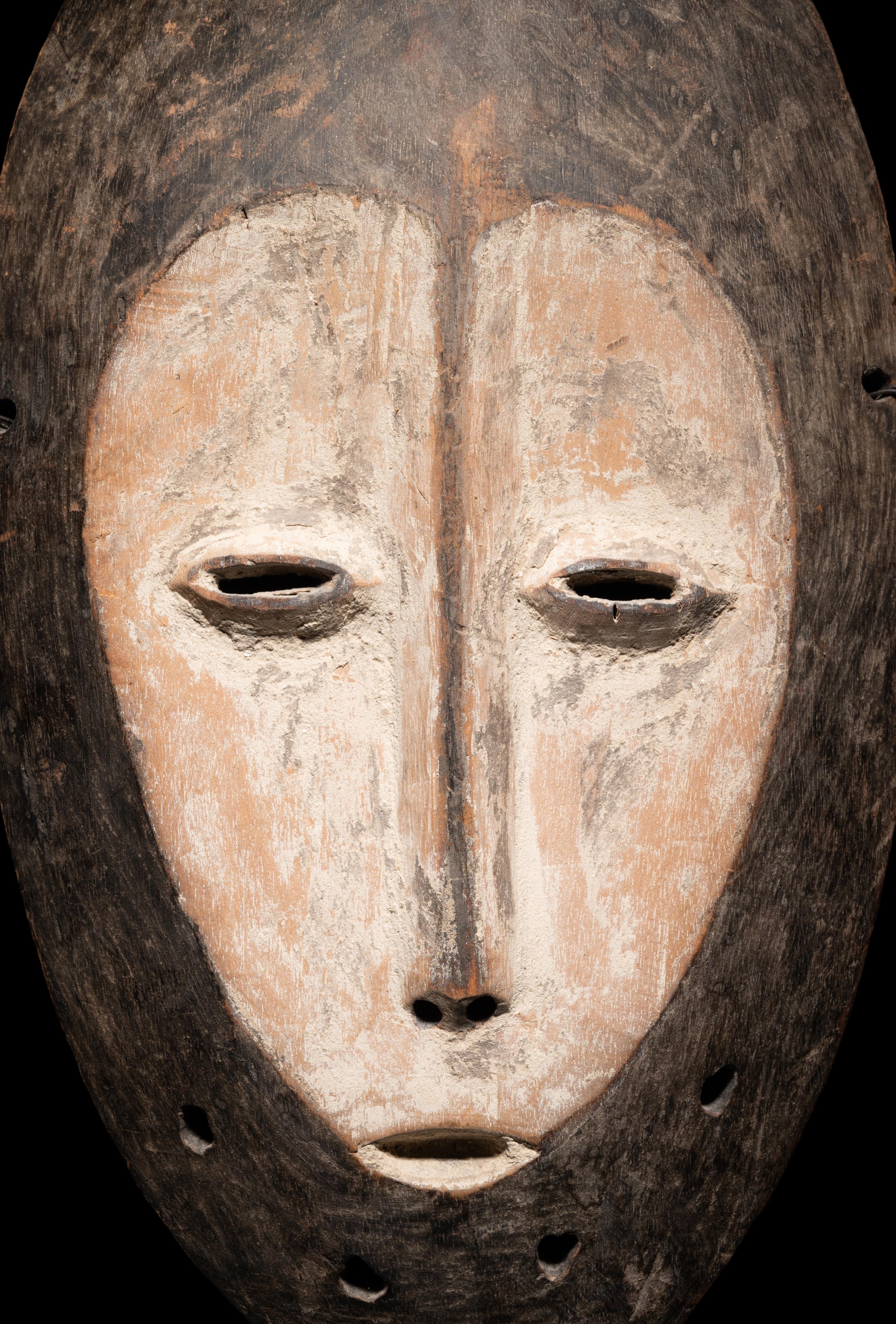 A Lega Wood Mask