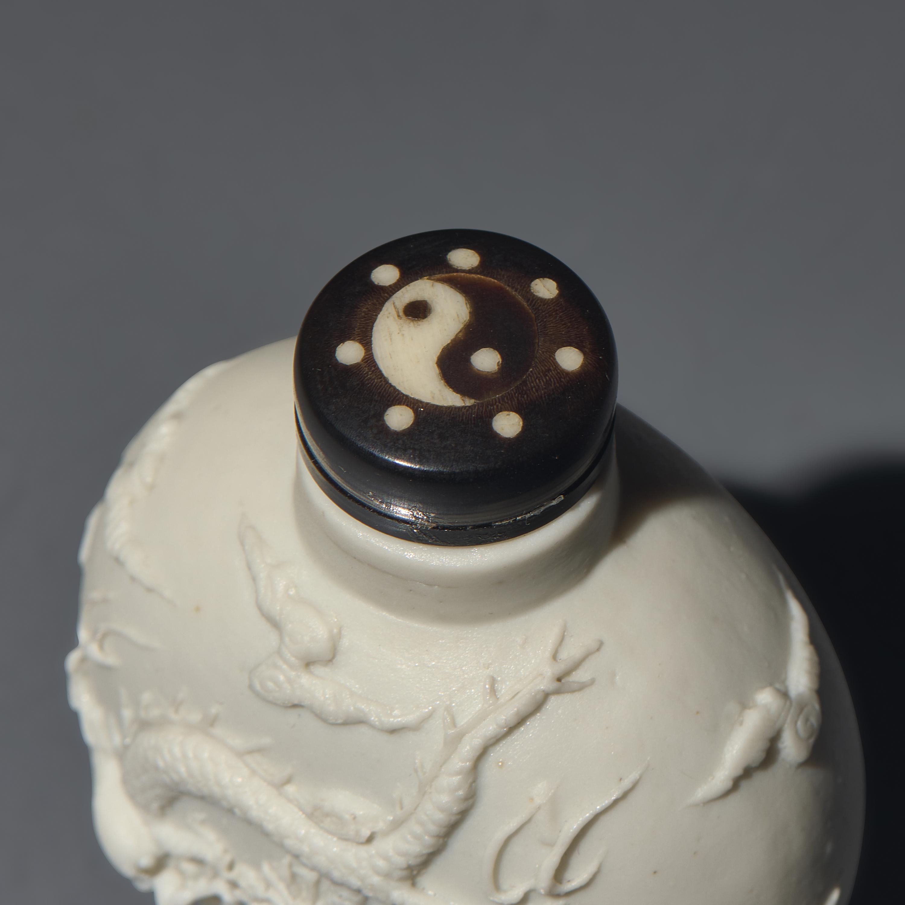 Two Chinese Porcelain Snuff Bottles — 瓷雕鼻煙壺兩支