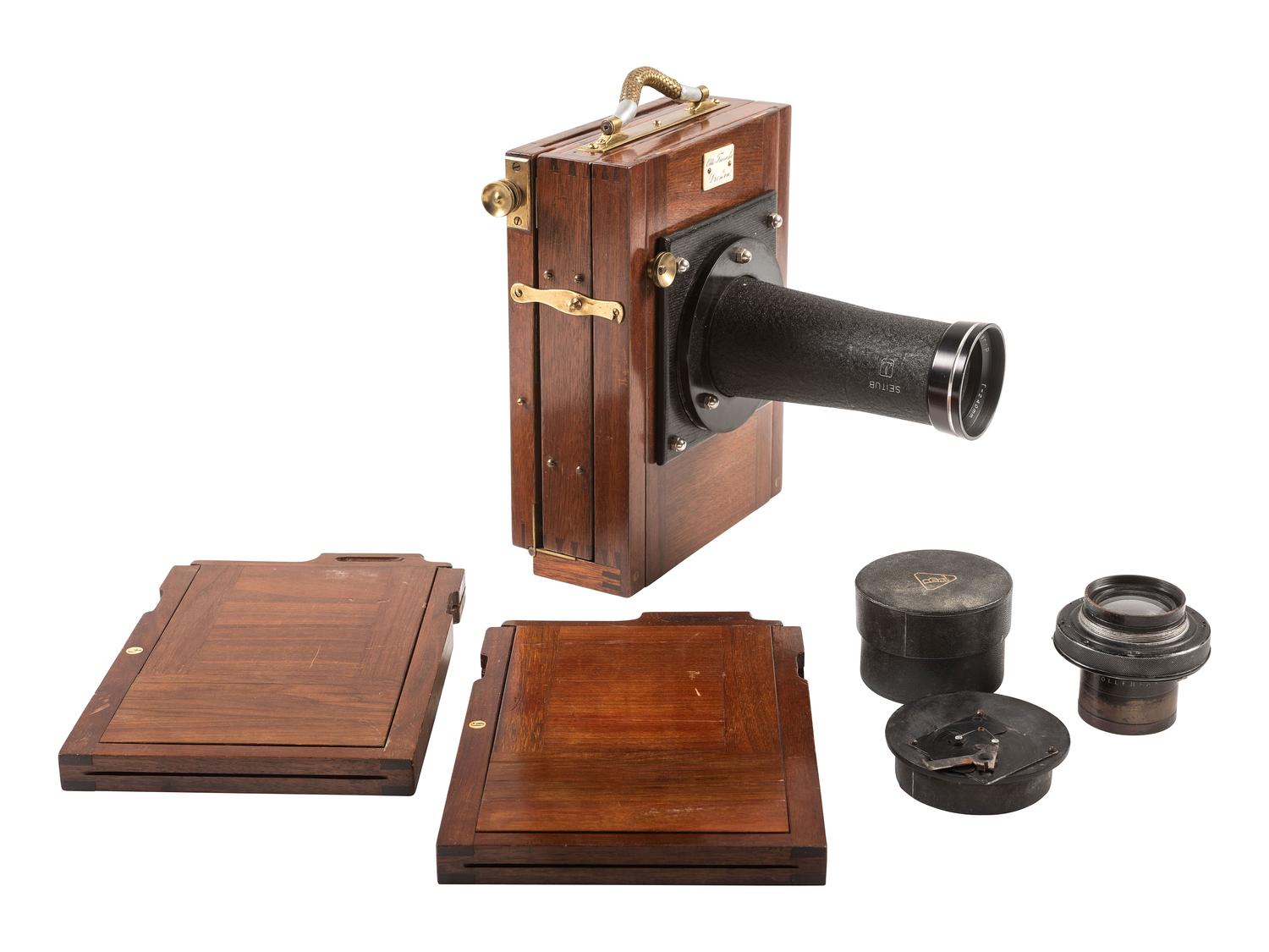 [EARLY PHOTOGRAPHY]. Camera produced by Otto Francke, Dresden.
