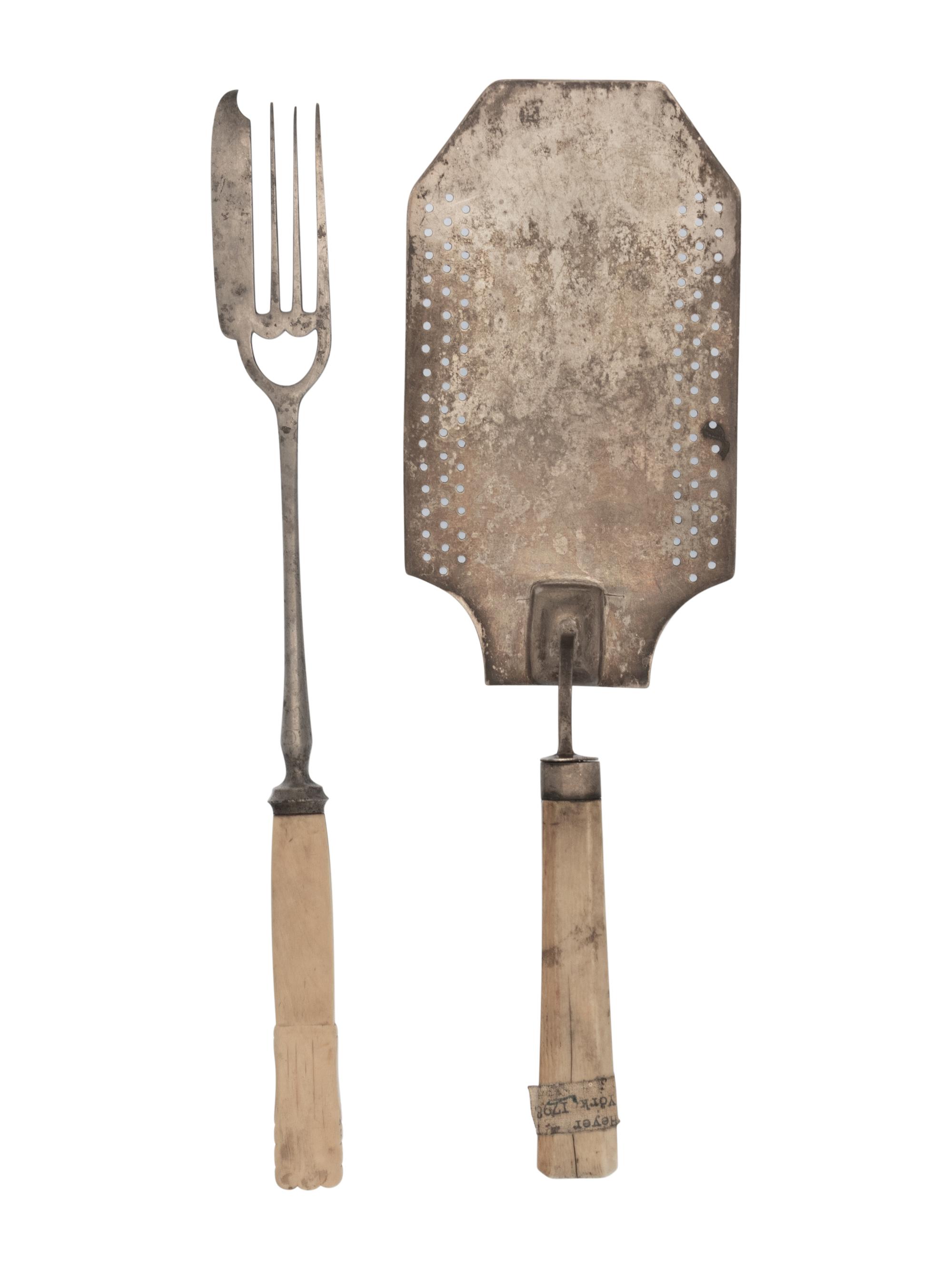 A Silver Two-Piece Fish Serving Set