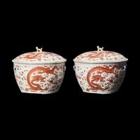A Pair of Chinese Iron Red and Famille Rose 'Dragon' Warming Bowls and Covers, 19th-20th Century 晚清-民國 礬紅彩雙龍戲珠粥罐一對