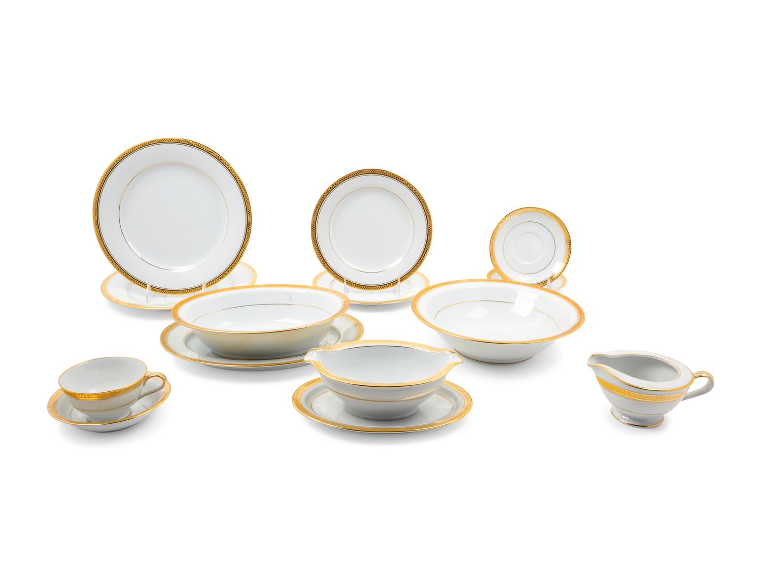 A Noritake Goldridge Porcelain Dinner Service