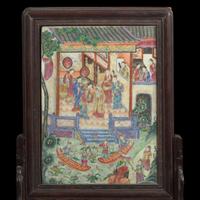 A Chinese famille-rose decorated porcelain table screen and carved wood stand 粉彩砚屏及木座 The porcelain 19th century ???????