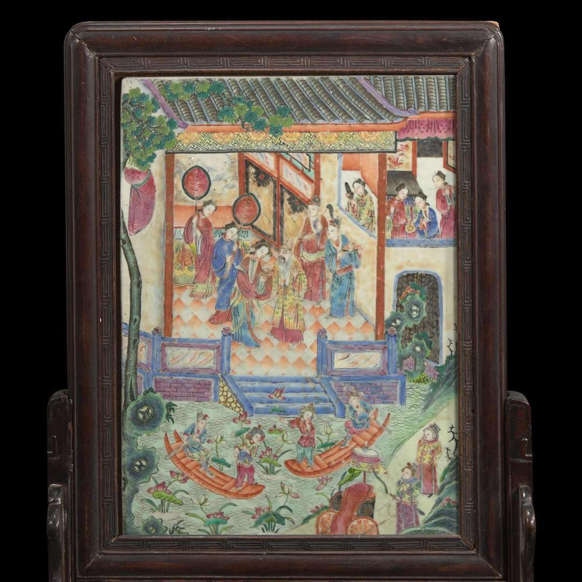 A Chinese famille-rose decorated porcelain table screen and carved wood stand 粉彩砚屏及木座 The porcelain 19th century ???????