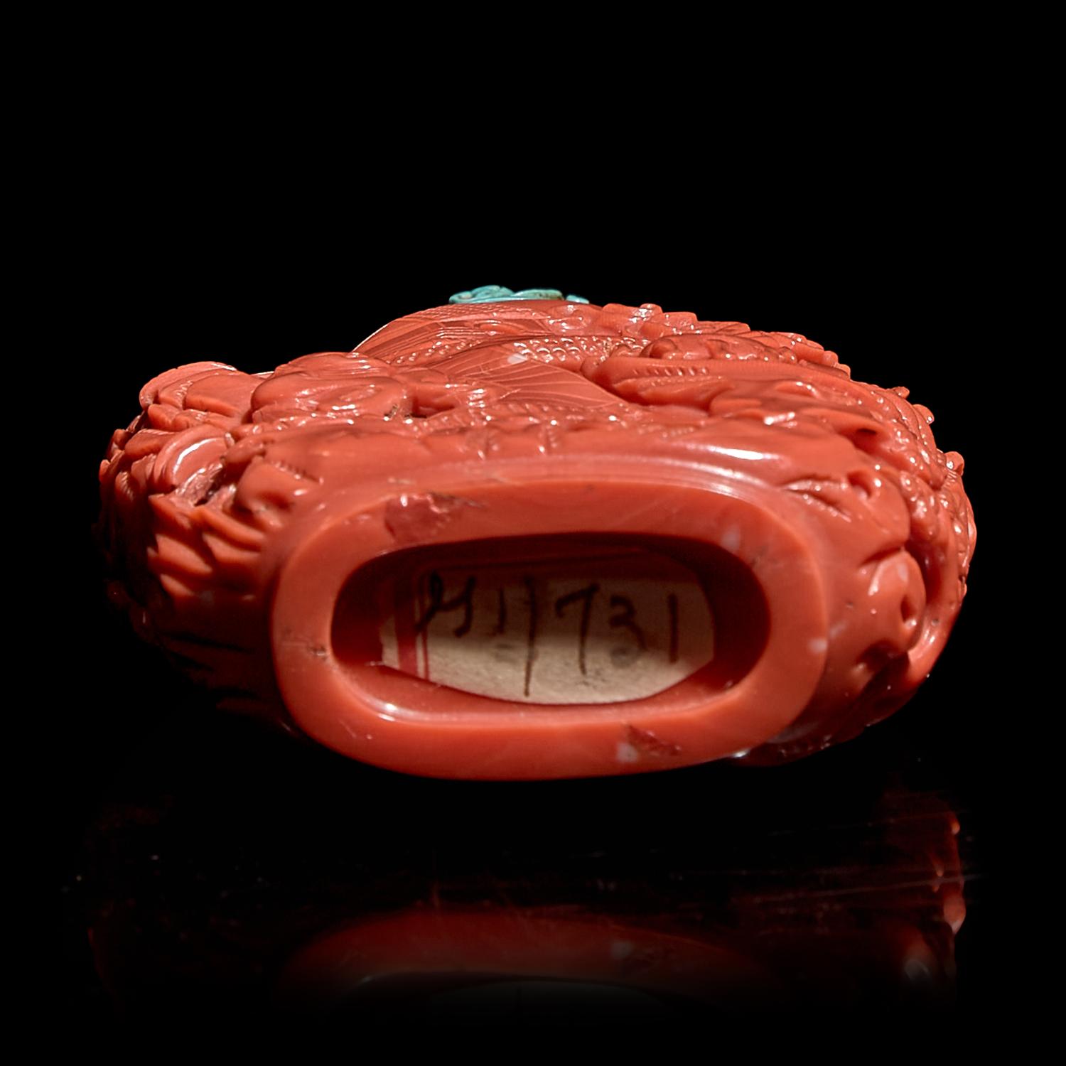 A Carved Coral Snuff Bottle, 19th/Early 20th Century 晚清民國 紅珊瑚雕鼻煙壺