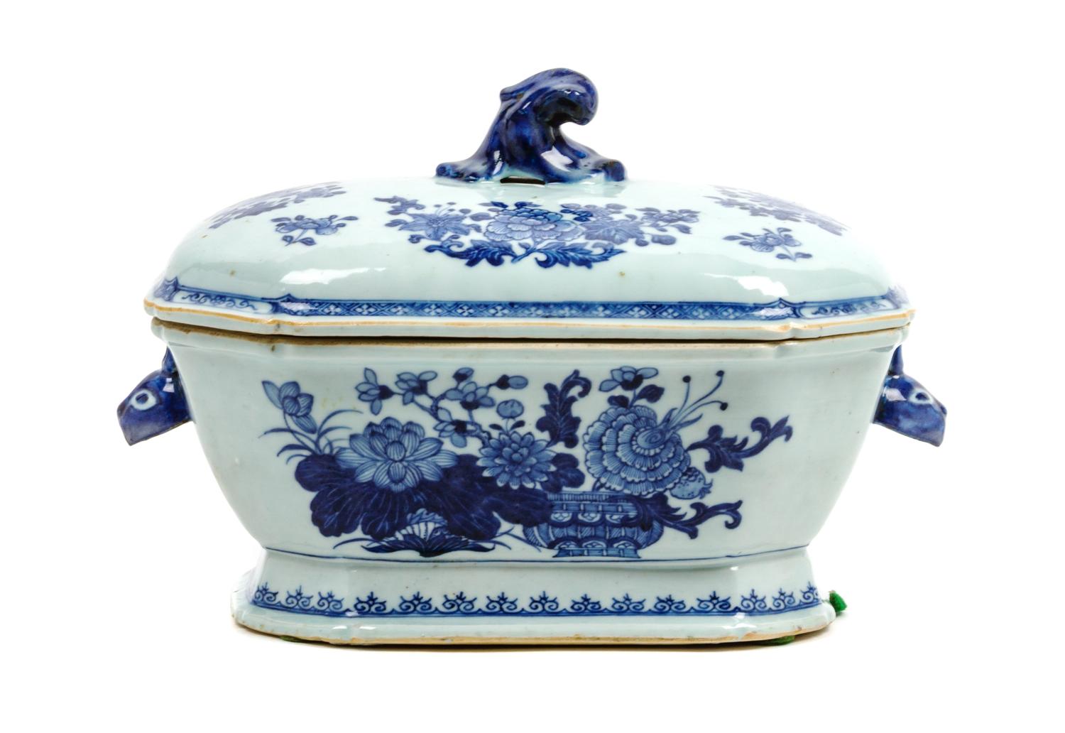 A Chinese Export Porcelain Tureen Width 13 inches. — 19TH CENTURY