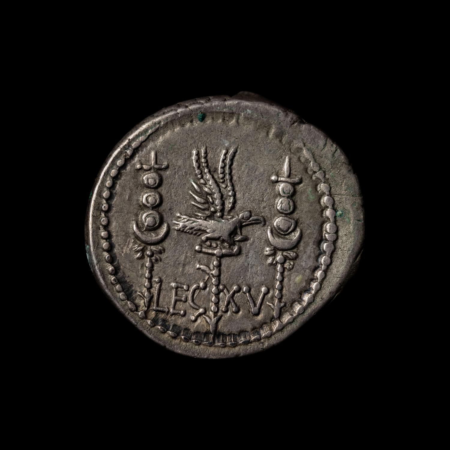 [ANCIENTS] ROMAN REPUBLIC. Mark Antony- 15th Legion (c. 30 BC). Ar Denarius (3.4 g, 20mm).
