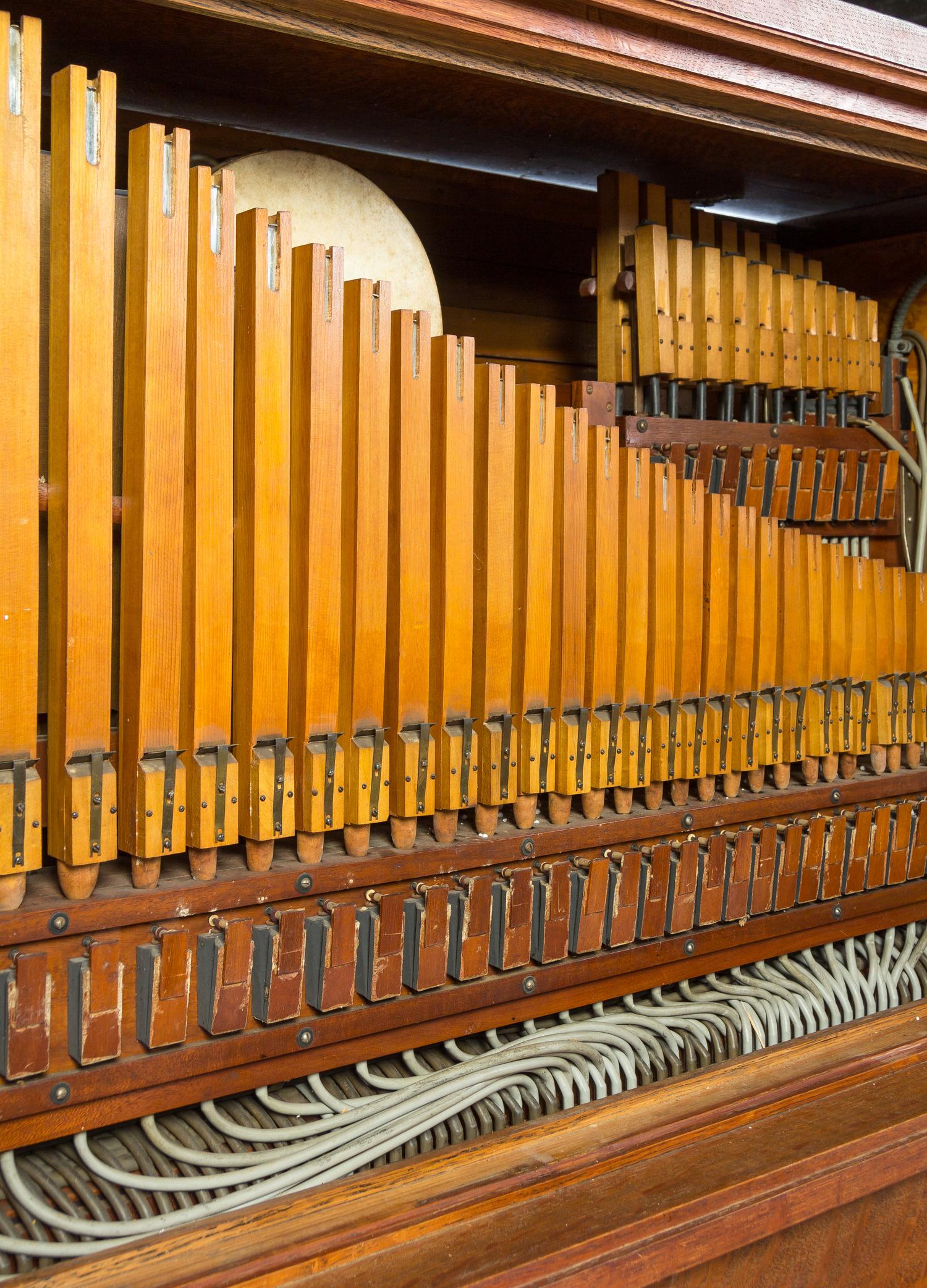 A Marquette Cremona Style K Oak and Stained Glass Orchestrion, CIRCA 1915, SERIAL NO. 11527, Height 66 x width 64 1/2 x depth 31 1/4 in — CIRCA 1915, SERIAL NO. 11527,