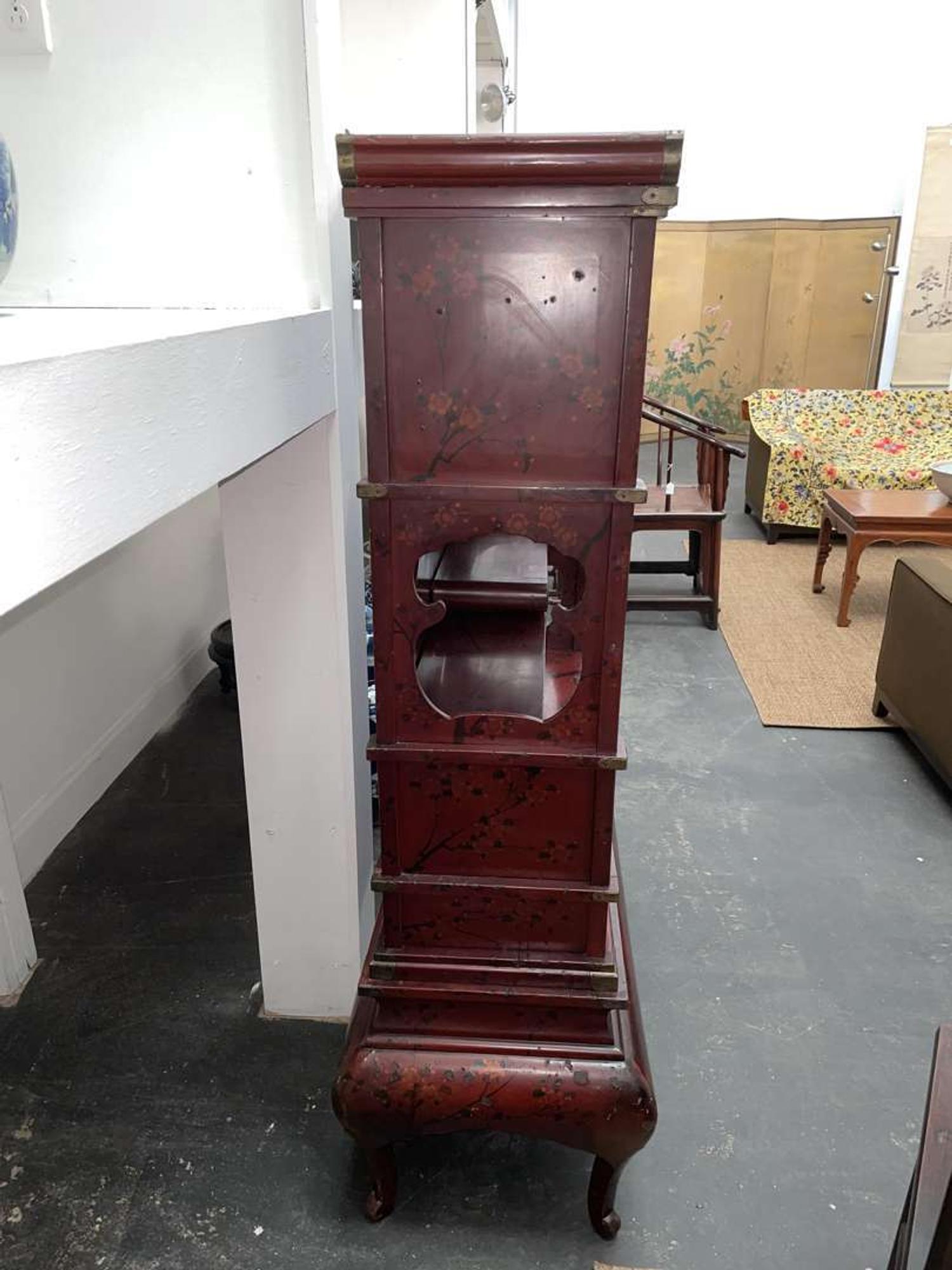 A Japanese lacquer display cabinet with cloisonné panels 日本漆器立柜及底座 Late Meiji period ????