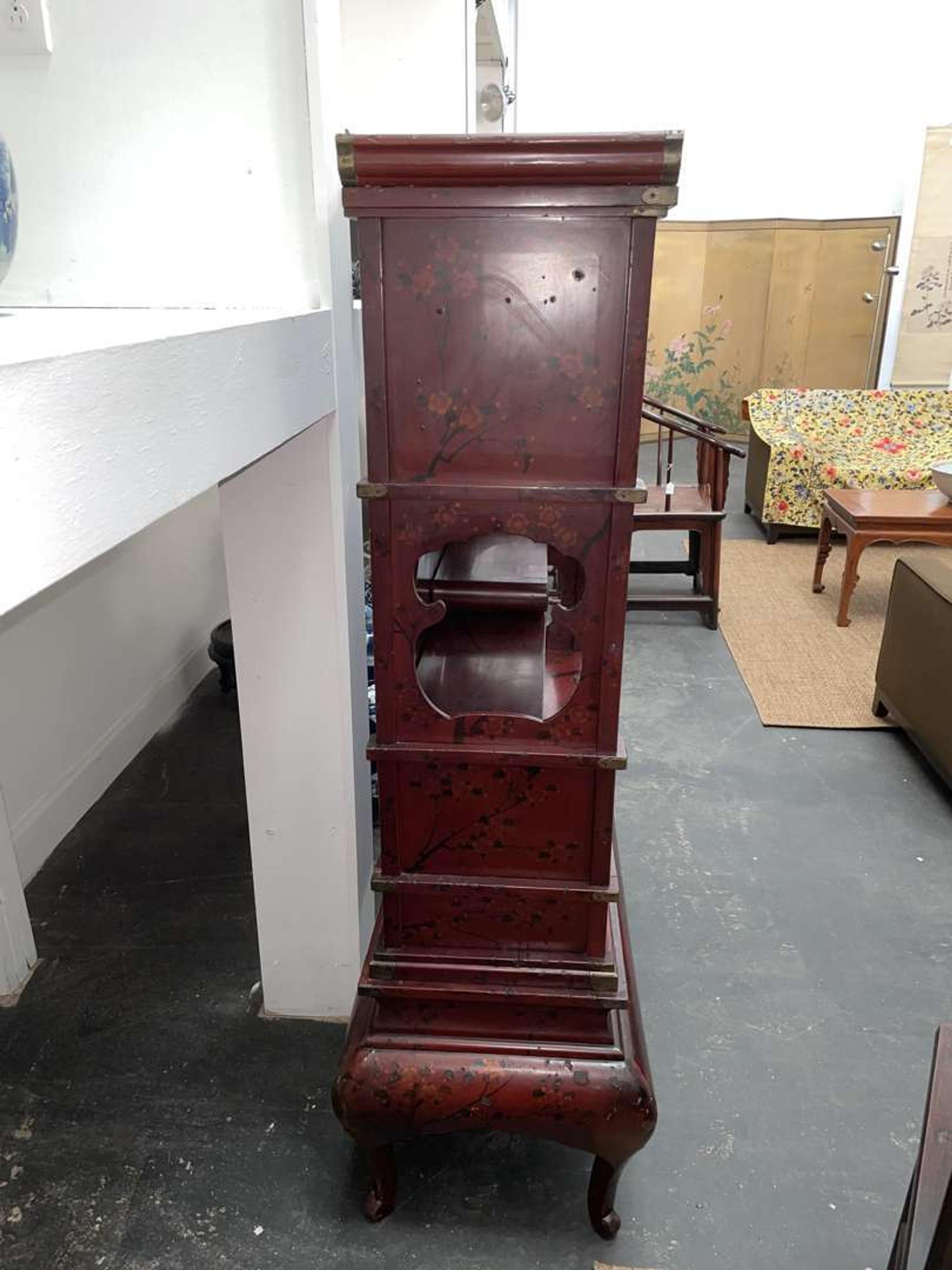 A Japanese lacquer display cabinet with cloisonné panels 日本漆器立柜及底座 Late Meiji period ????
