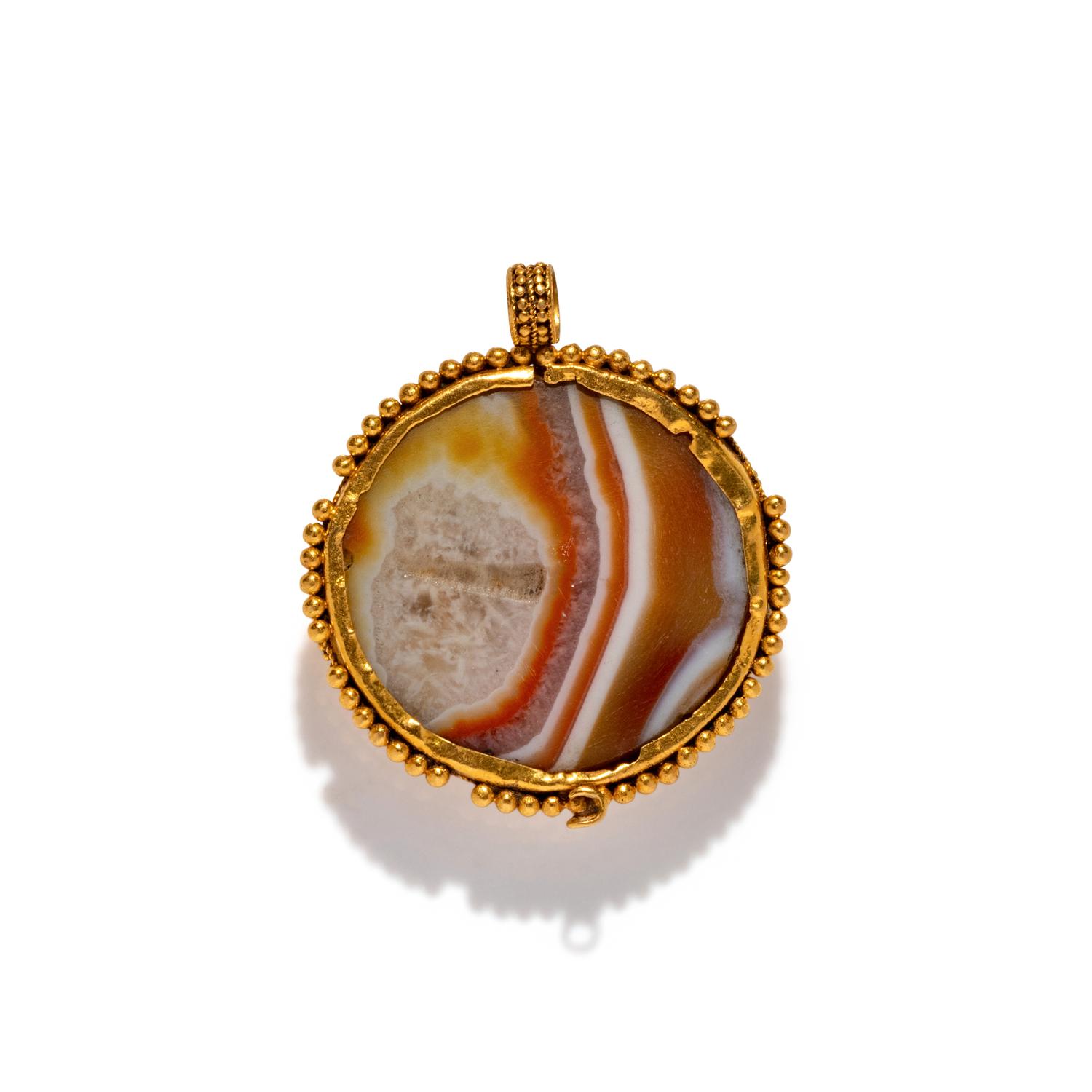 A Roman Gold and Agate Pendant