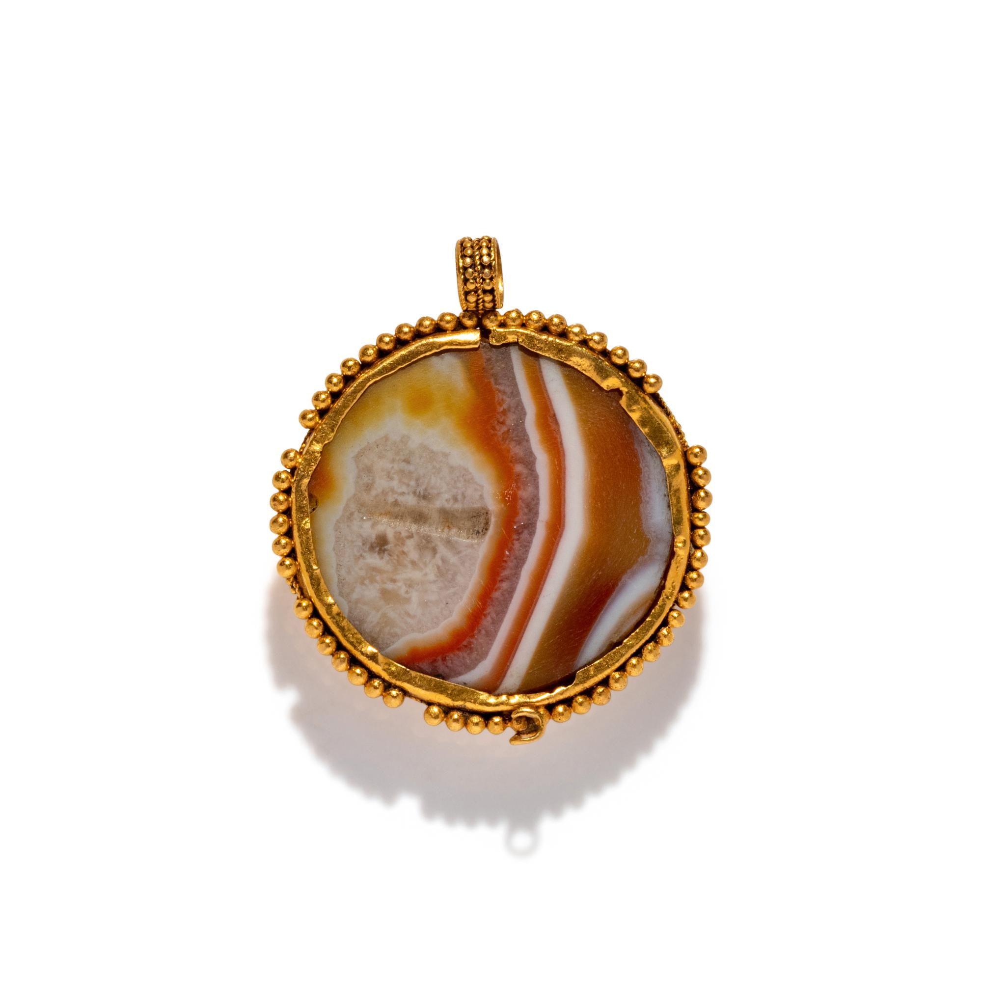 A Roman Gold and Agate Pendant
