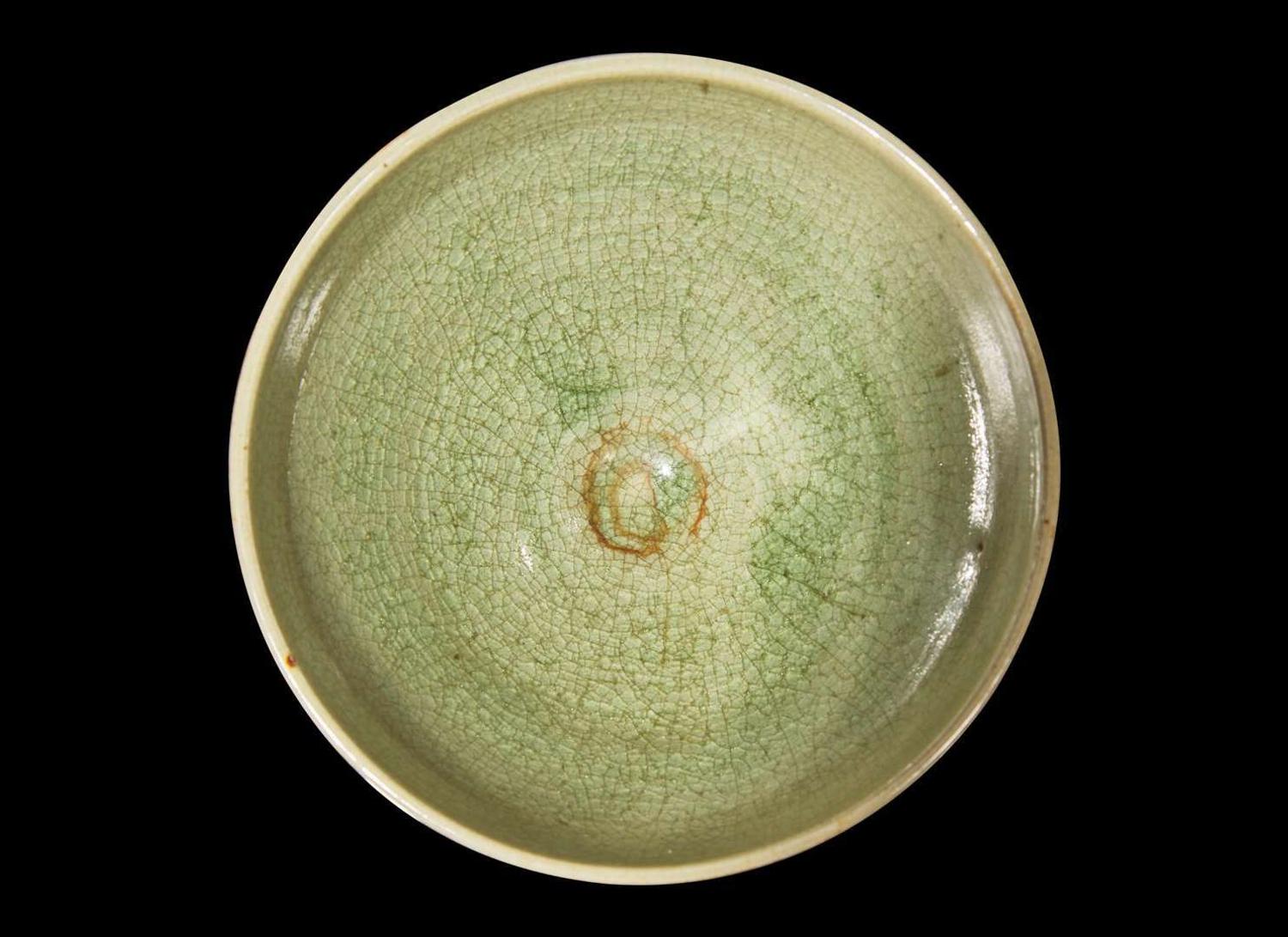 A celadon-glazed bowl 青釉盌