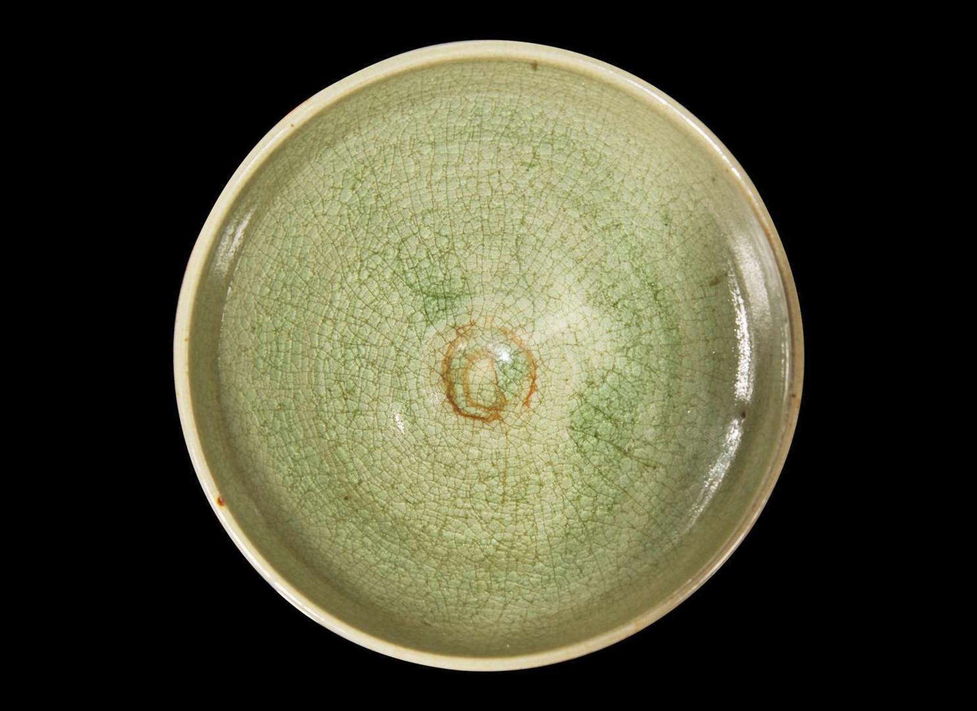 A celadon-glazed bowl 青釉盌
