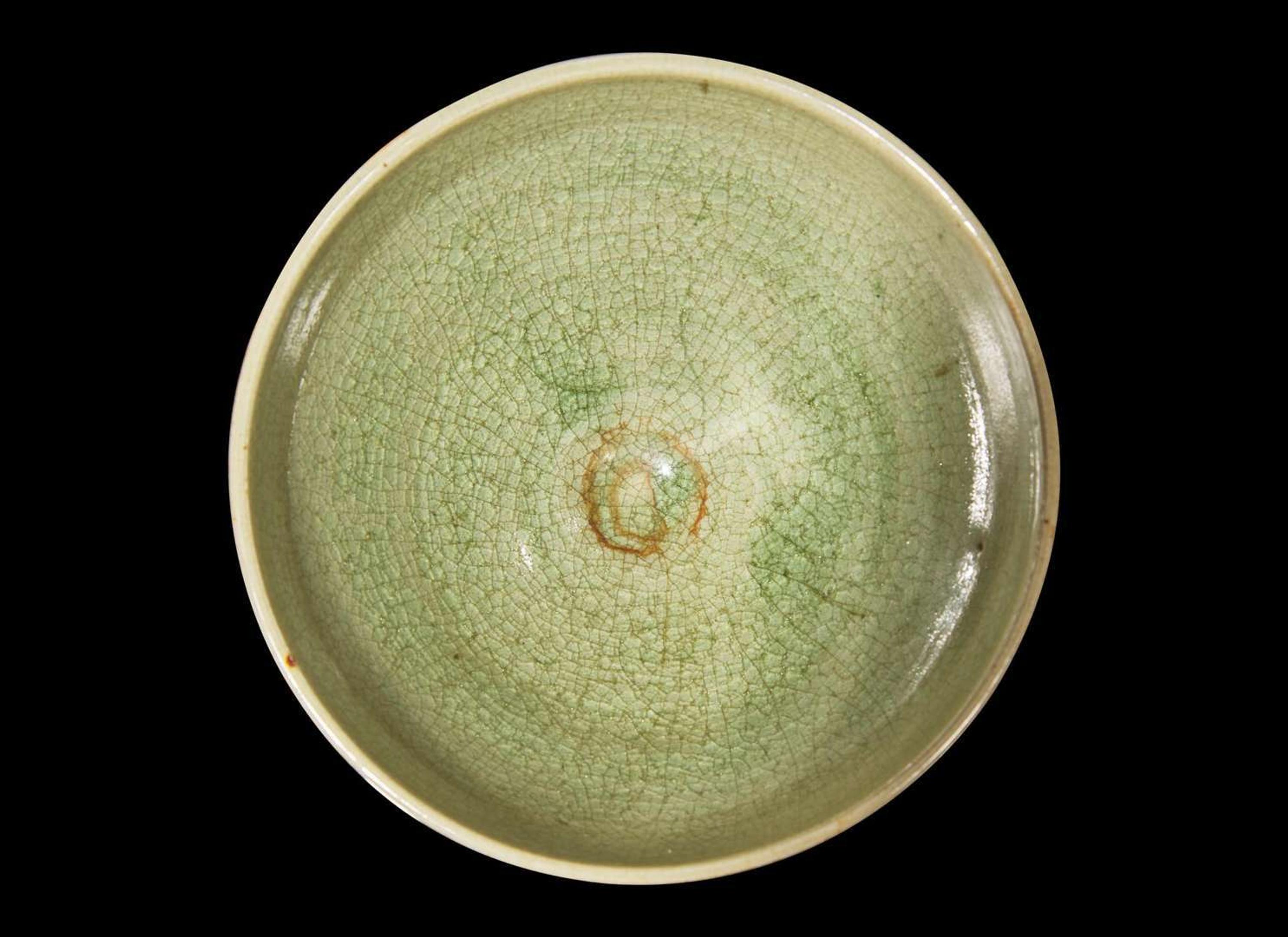 A celadon-glazed bowl 青釉盌