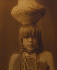 [Native-Americana] Curtis, Edward S. Sunflower (Girl with Jar)-San Ildefonso
