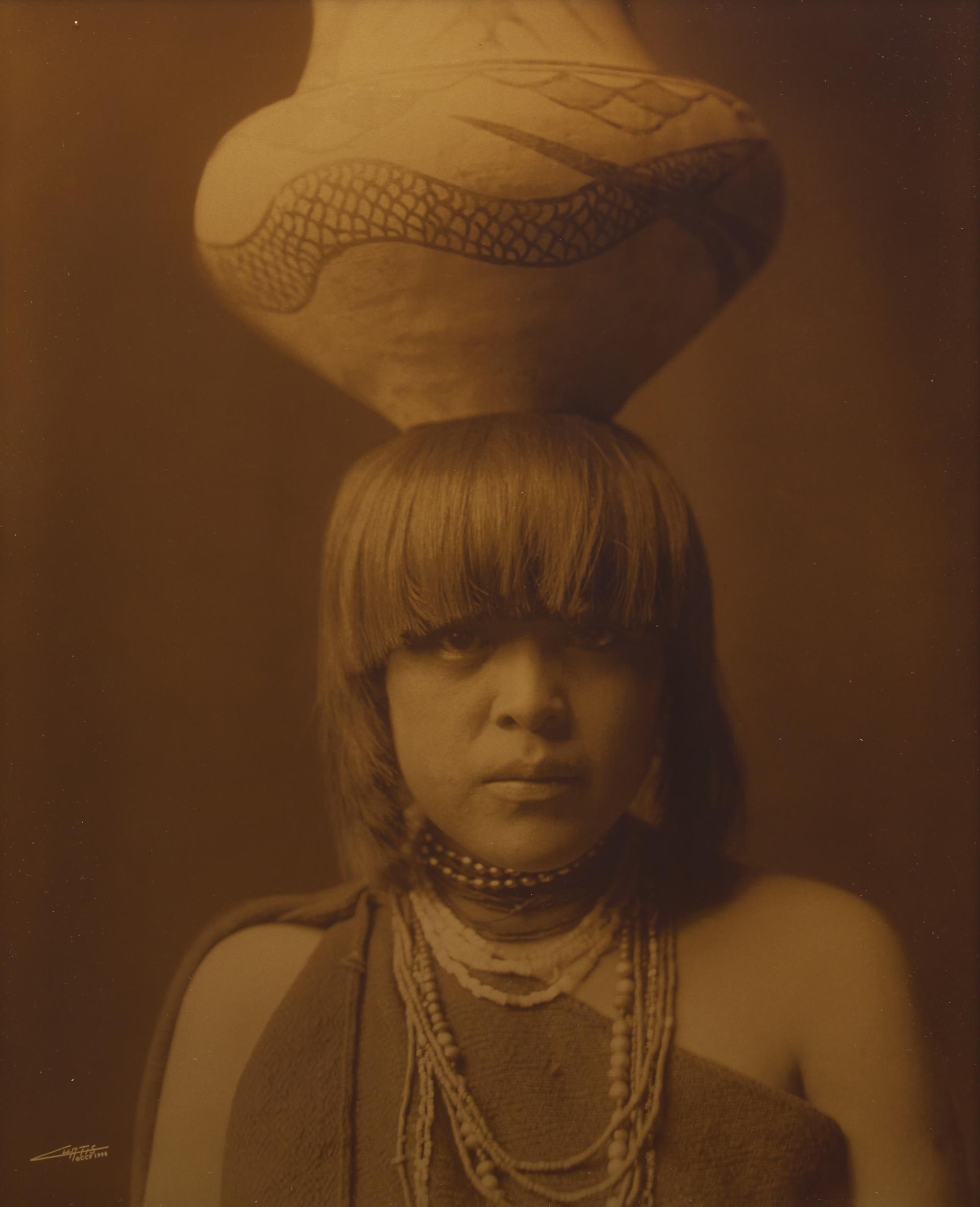 [Native-Americana] Curtis, Edward S. Sunflower (Girl with Jar)-San Ildefonso