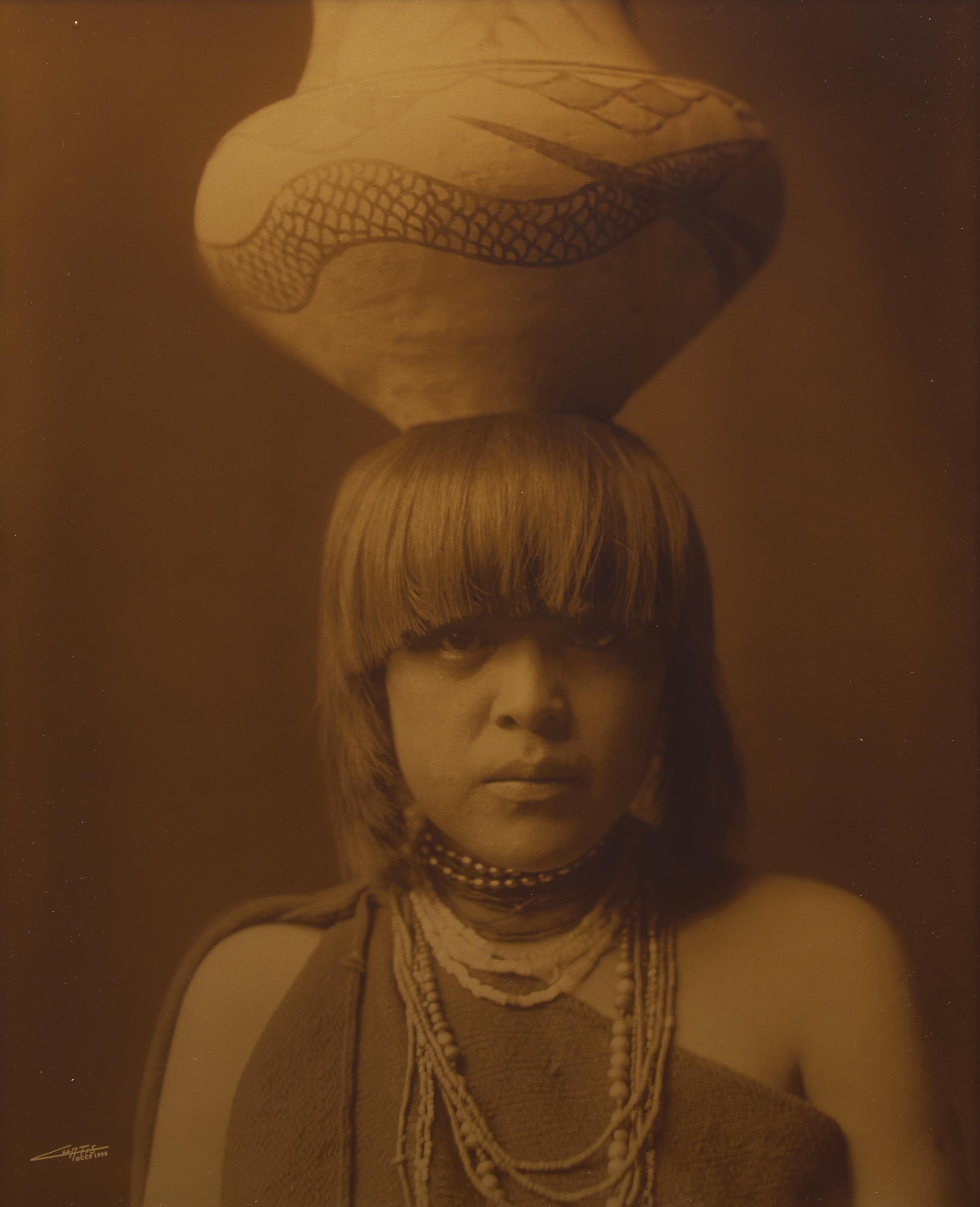 [Native-Americana] Curtis, Edward S. Sunflower (Girl with Jar)-San Ildefonso