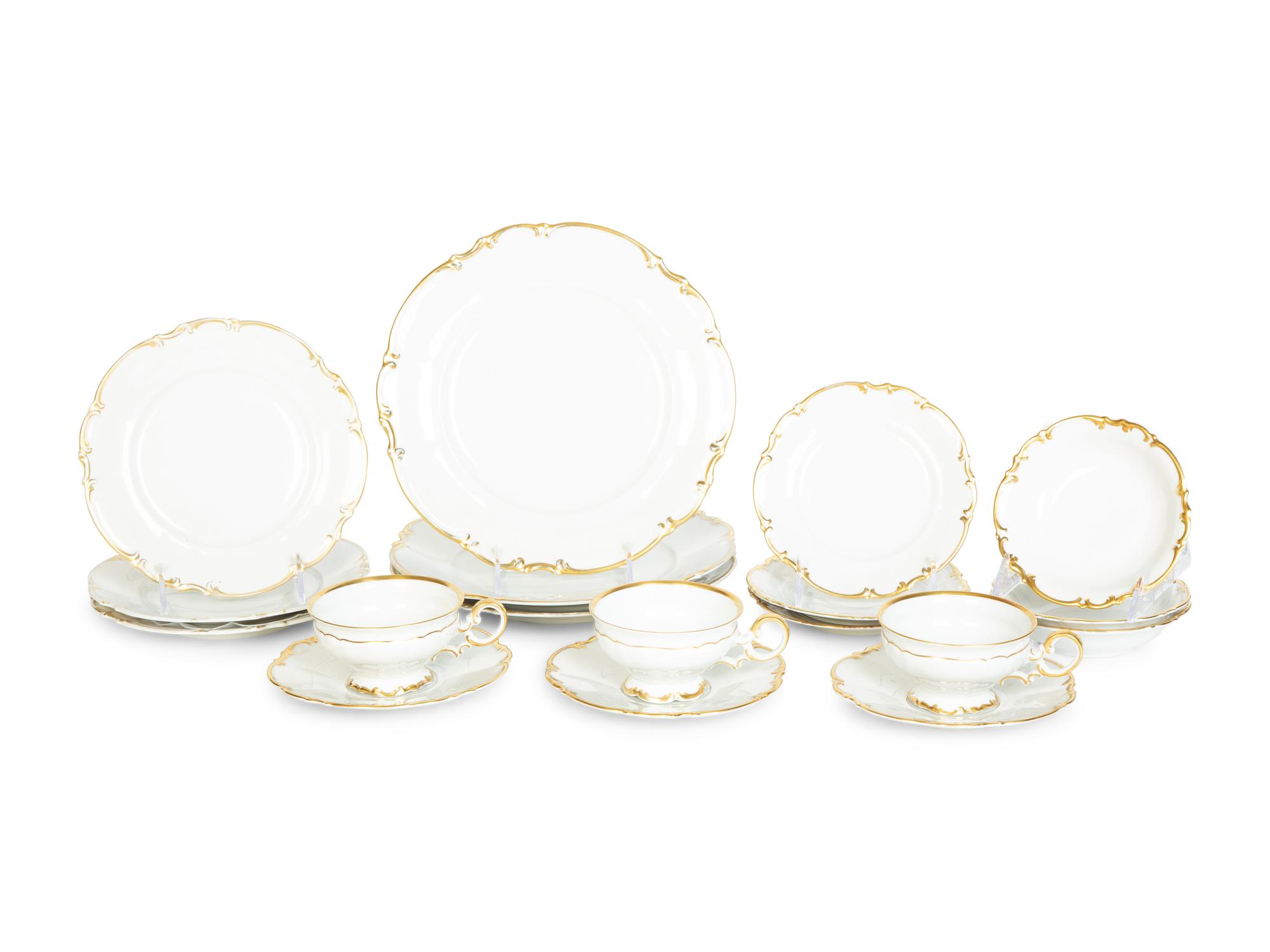 A Hutschenreuther Porcelain Brighton Dinner Service — 20th Century