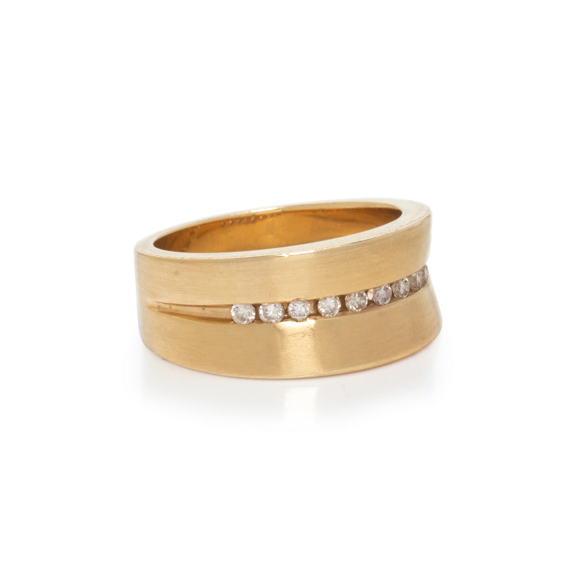 YELLOW GOLD AND DIAMOND RING