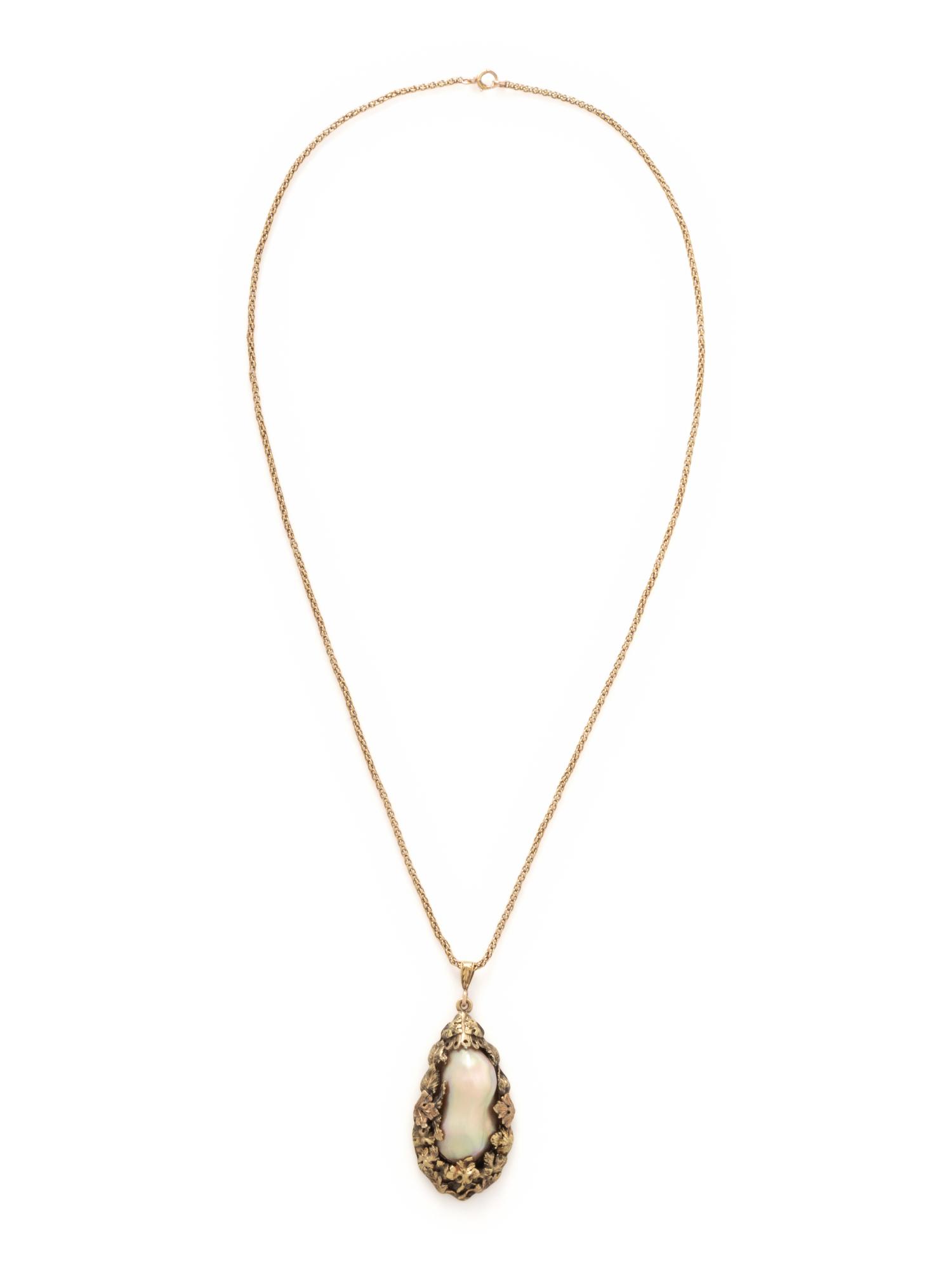 ARTS & CRAFTS, YELLOW GOLD AND BLISTER PEARL PENDANT NECKLACE