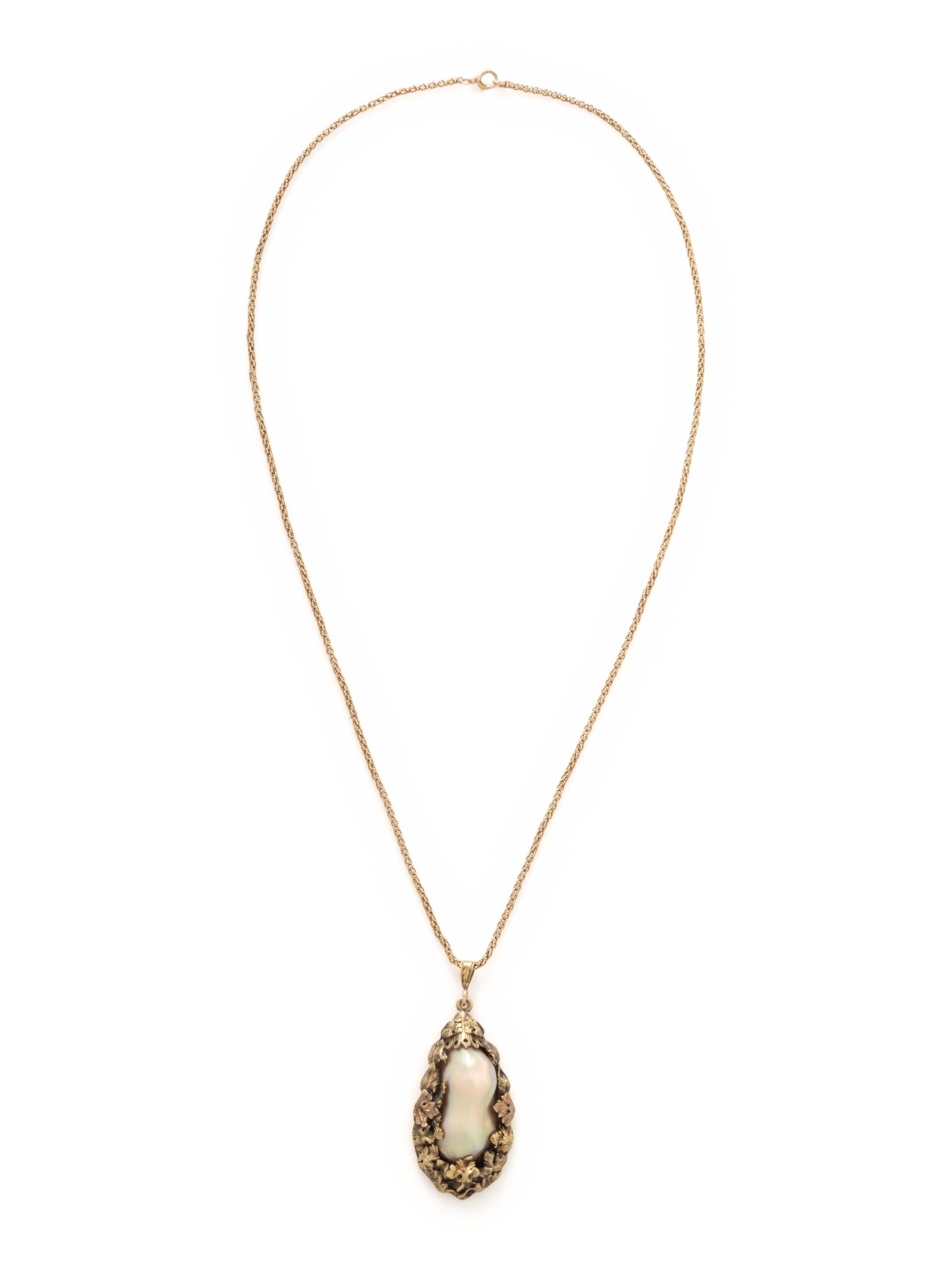 ARTS & CRAFTS, YELLOW GOLD AND BLISTER PEARL PENDANT NECKLACE