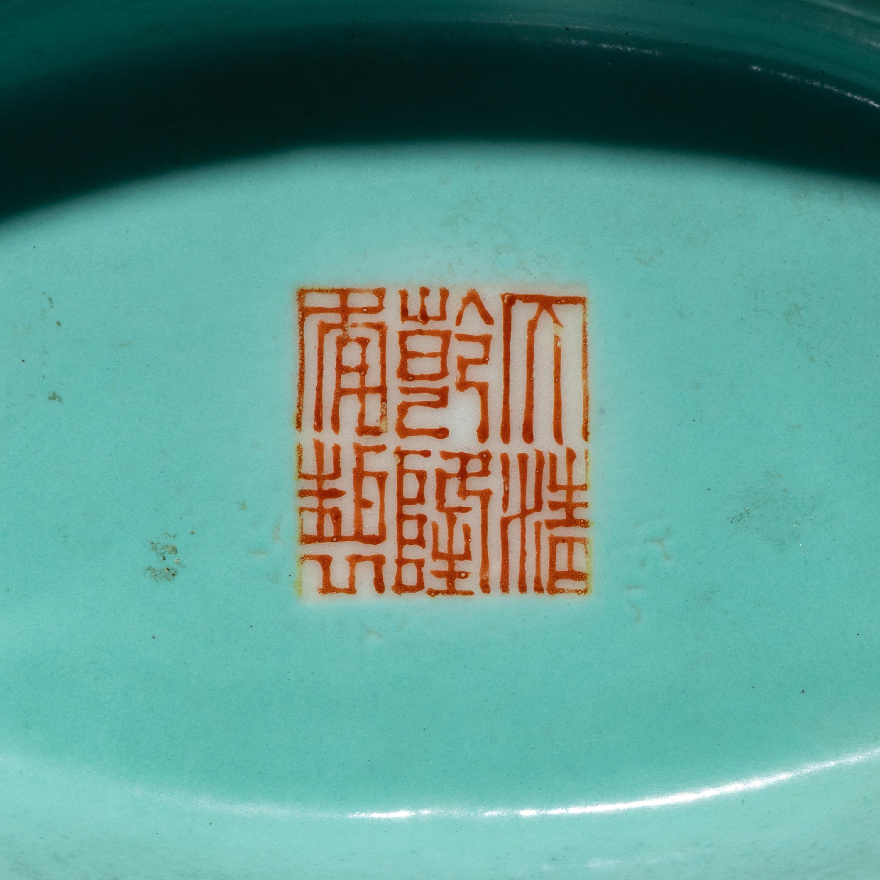 An Associate Pair of Chinese Famille Rose Porcelain Moon Flasks, 20th Century 近代 松石地粉彩抱月瓶一對